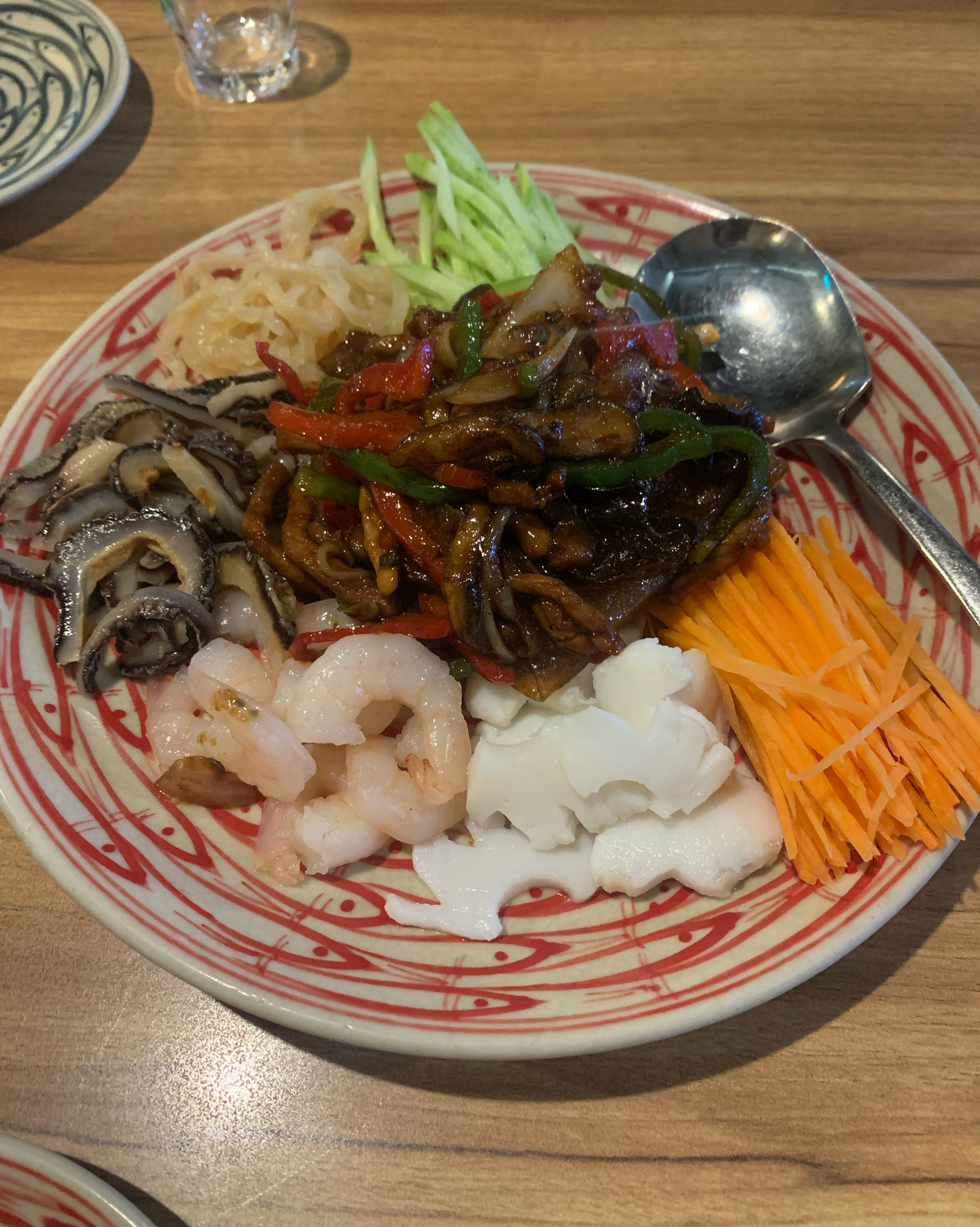 양장피는 항상 여기서만 쇠주와 함께 먹어요 진짜 맛있어요~ 배달로만 먹다가 오늘은 방문했네