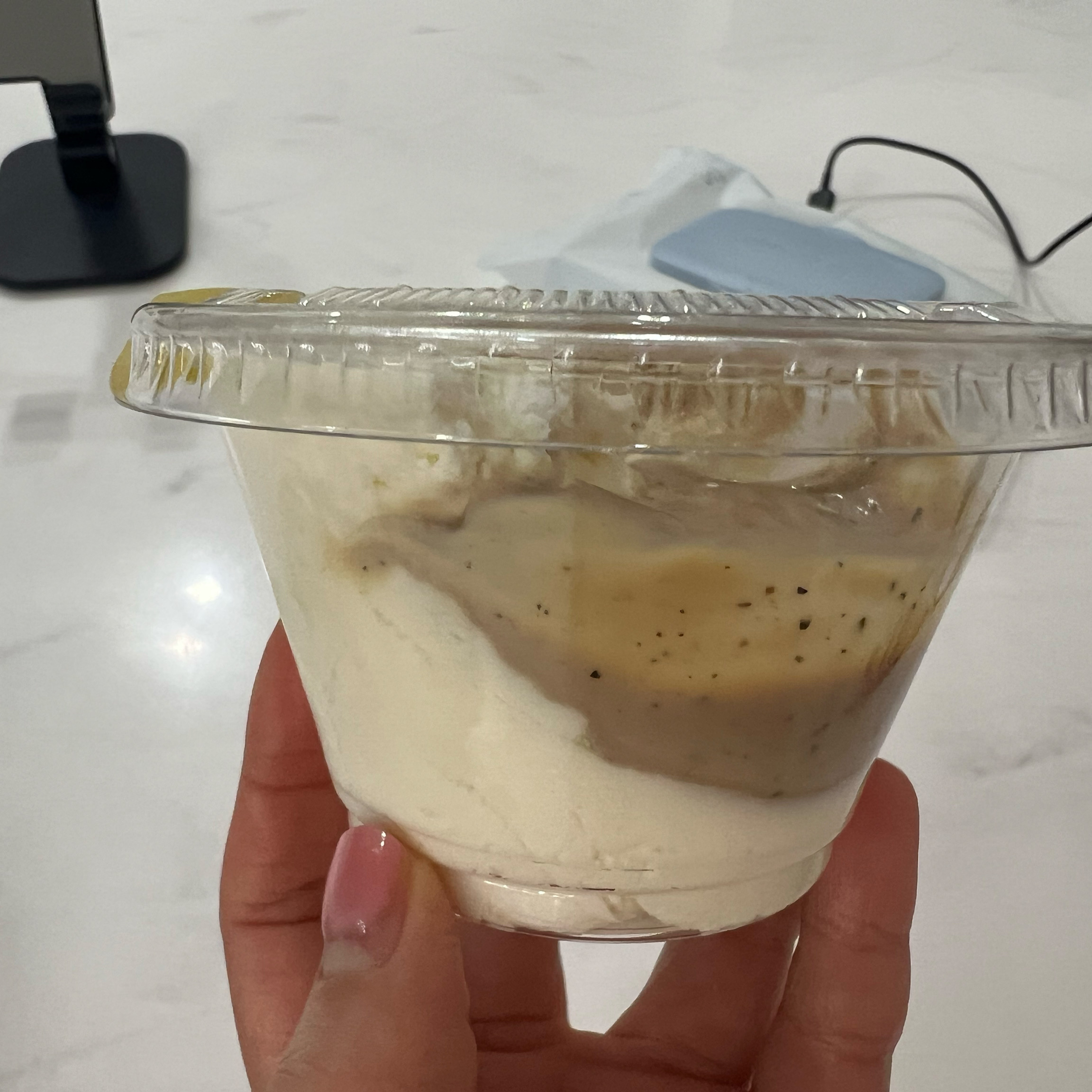 저는 기본베이글에 크림치즈 종류별로 사서 발라먹는걸 좋아하는데 여의도점 크림치즈 큰사이즈