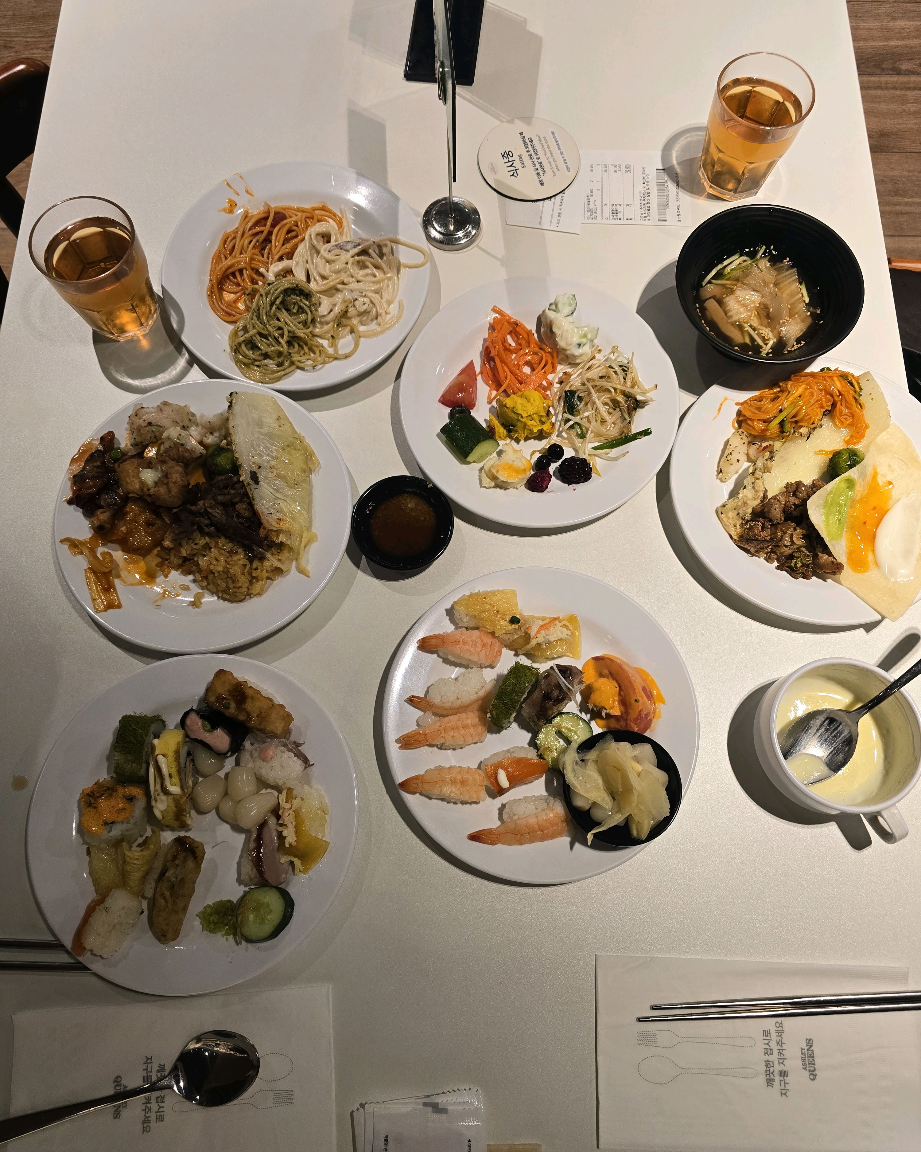 다양한 메뉴 먹어보앗어요 가격도 착하고 음식도 제입맛엔 80%정도 맛있엇어요 다만 과일종류