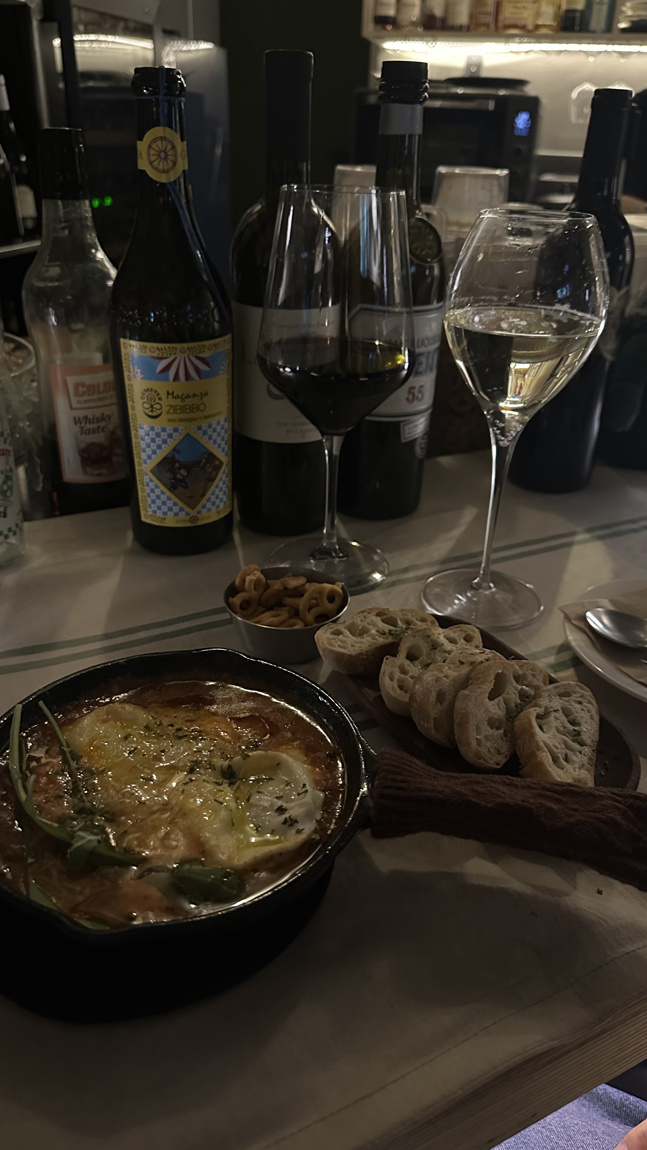 망원동 데이트 와서 한번 방문해봤는데 음식도 맛있고 와인 종류도 많아서 취향에 따라 골라먹