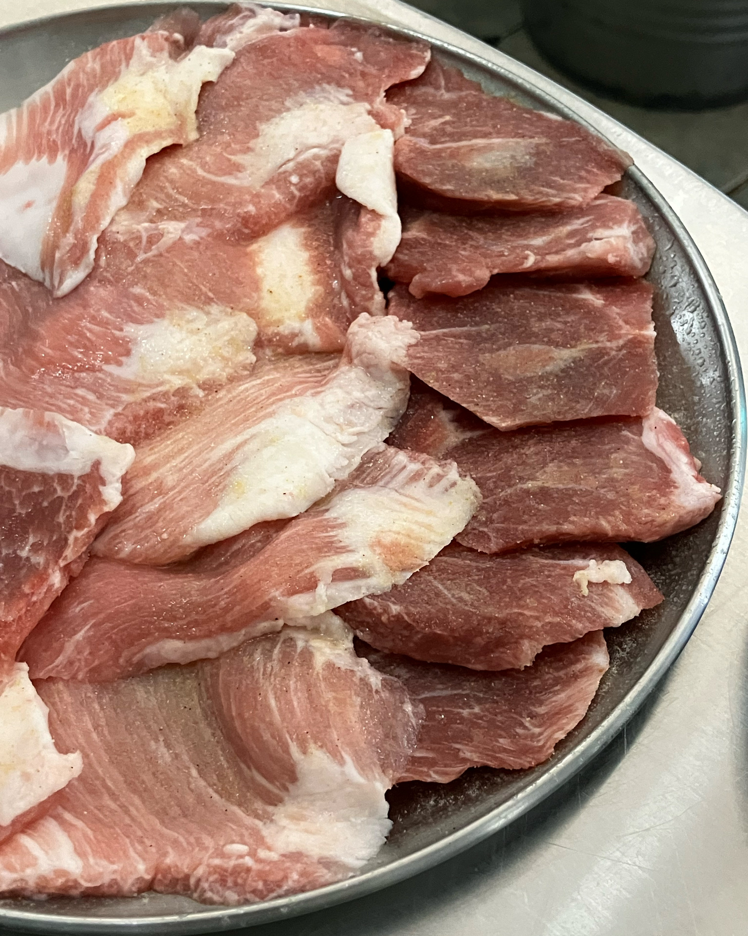 처음 보는 고기부위에 홀린듯 들어왔는데, 고기가 신선하고 너무 맛있어요! 매장도 넓고 적당