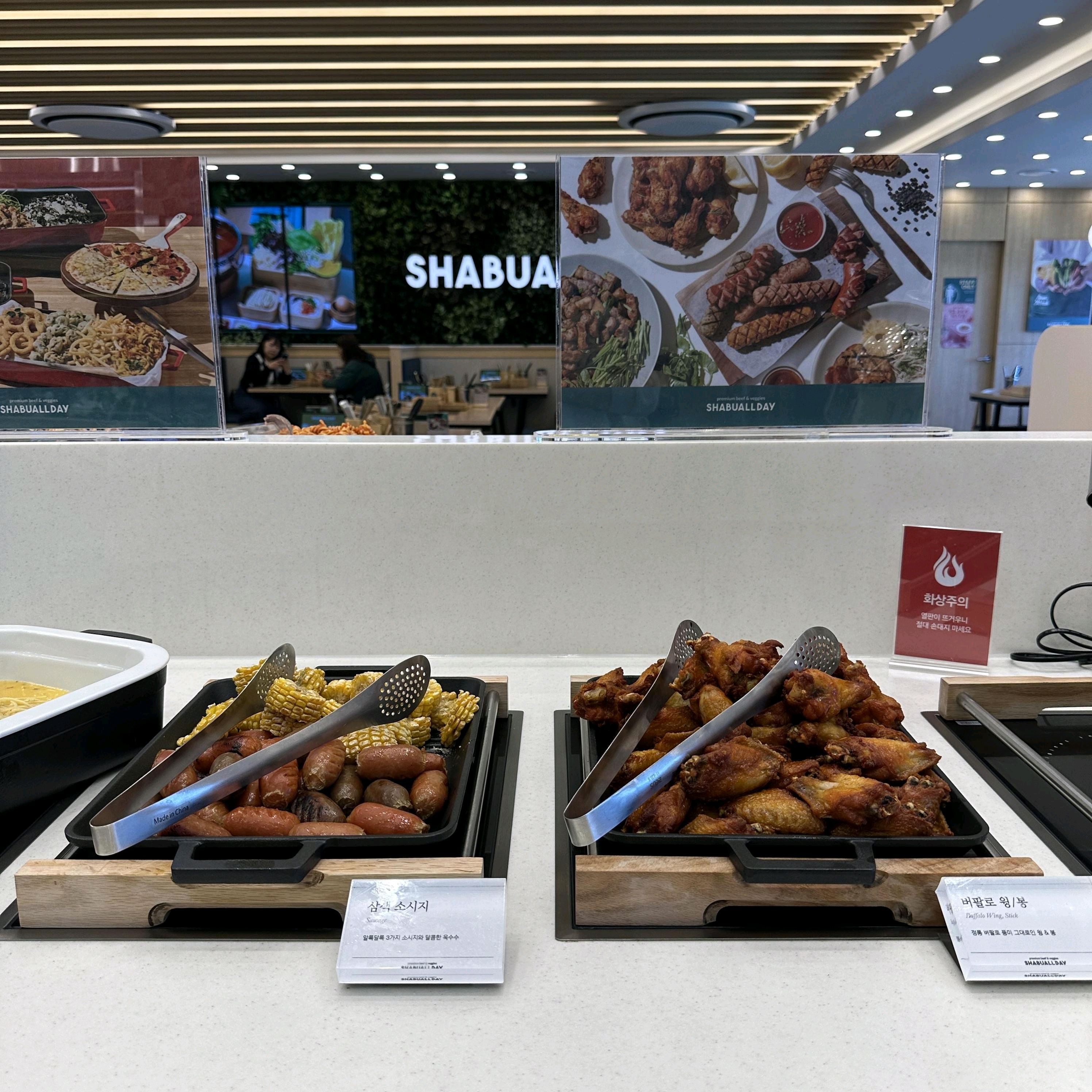 진짜 맛있네요 쑥갓을 넣으니까 국물이 더 향긋하고요 월남쌈도 무제한으로 마음껏 먹을 수 있