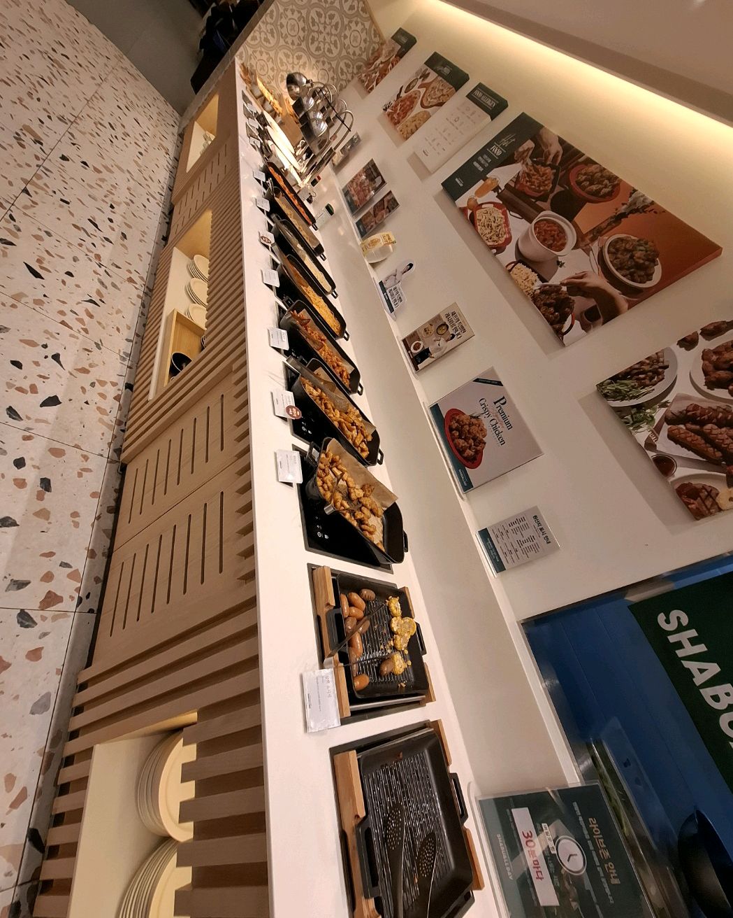 저녁 7시30분에 도착해 안쪽 자리로 강제 안내. - 부천 내동 맛집 샤브올데이 부천내동점