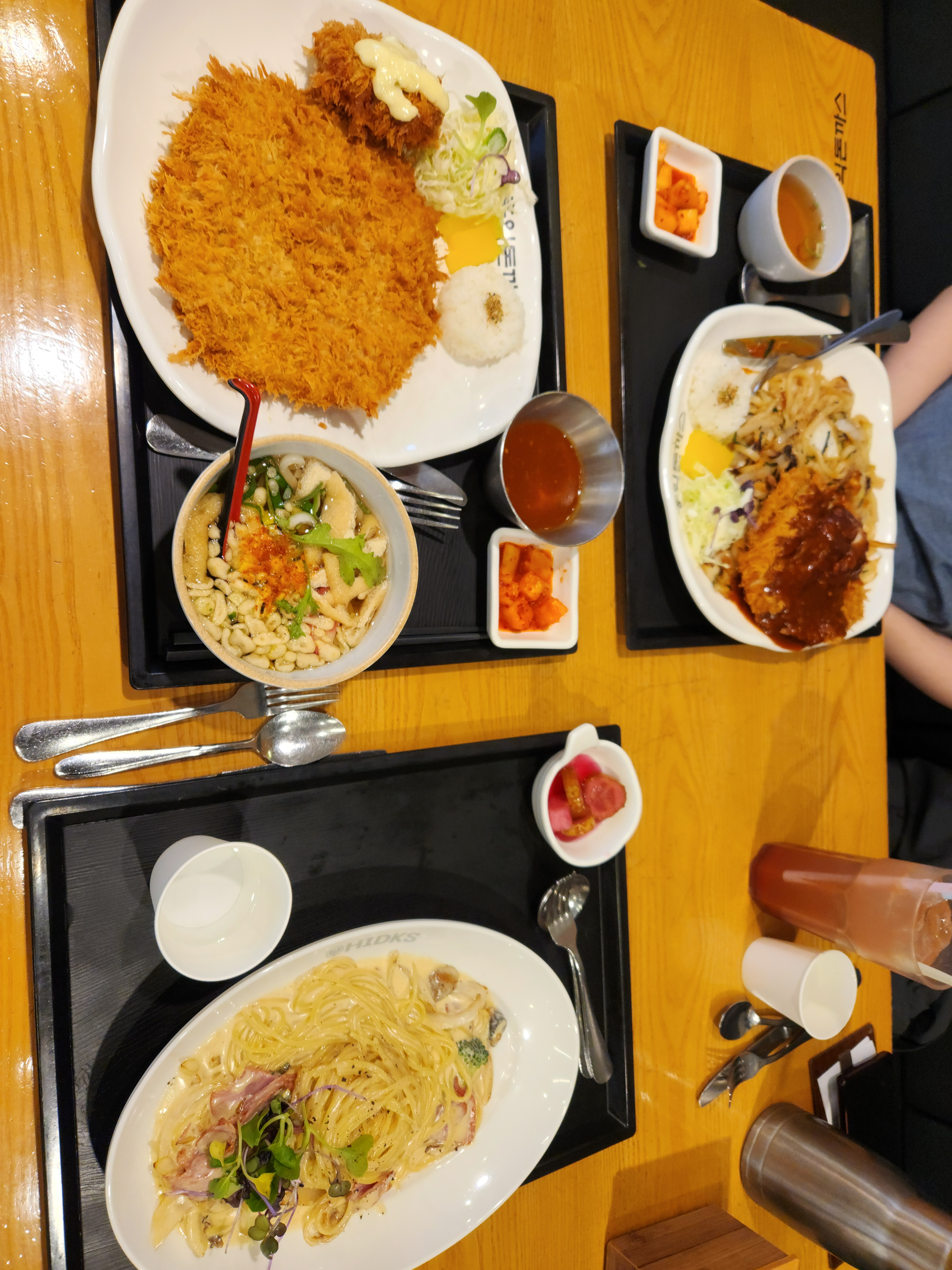 둘이 와서 세개 시켰는데 너무 배부르네요~ 매콤소스 맛있는데 매운 편이라 매운 거 좋아하시