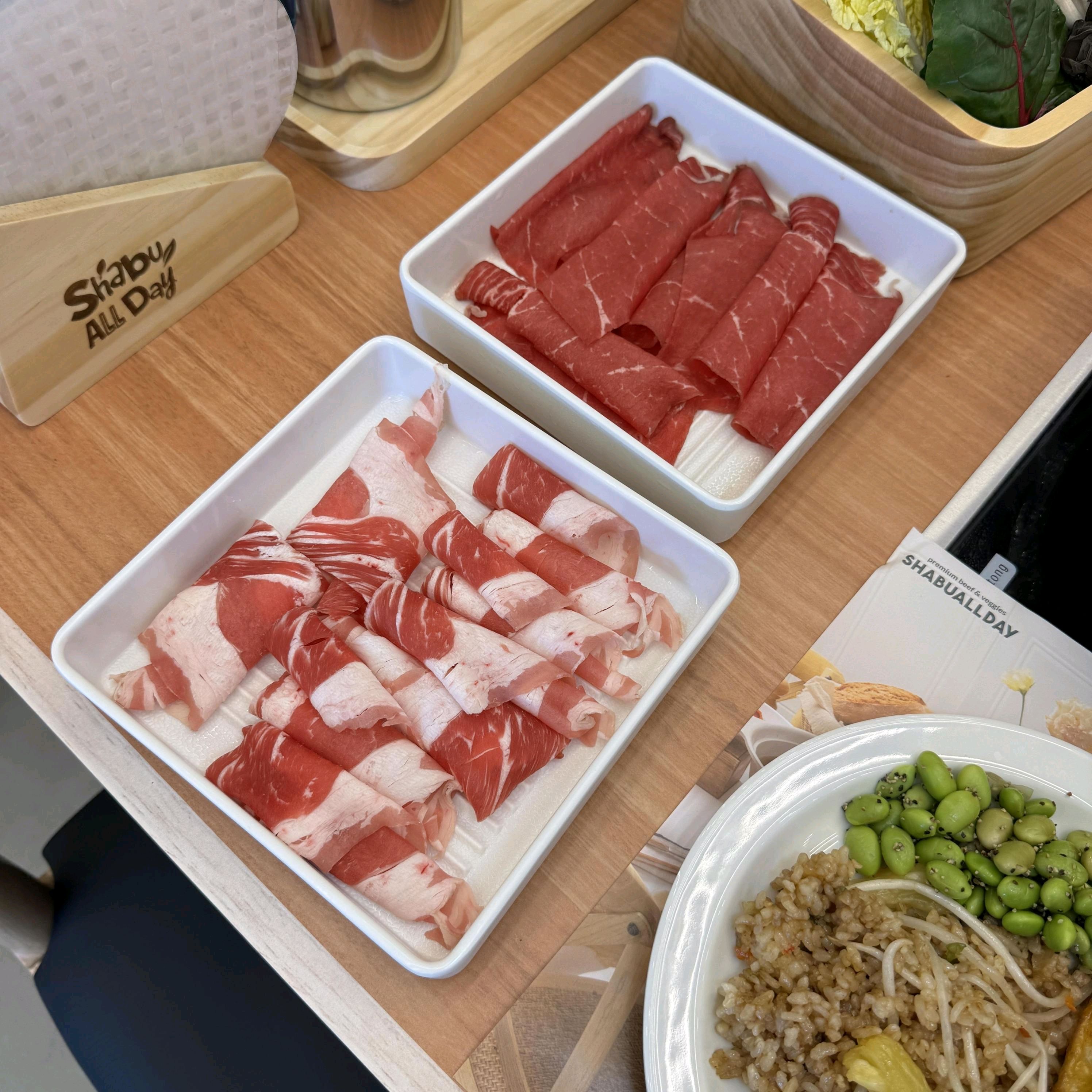 애주가들에게도 인기 많은 샤브샤브 무제한집이네요. 평일에도 손님이 많아 화기애애한 분위기였