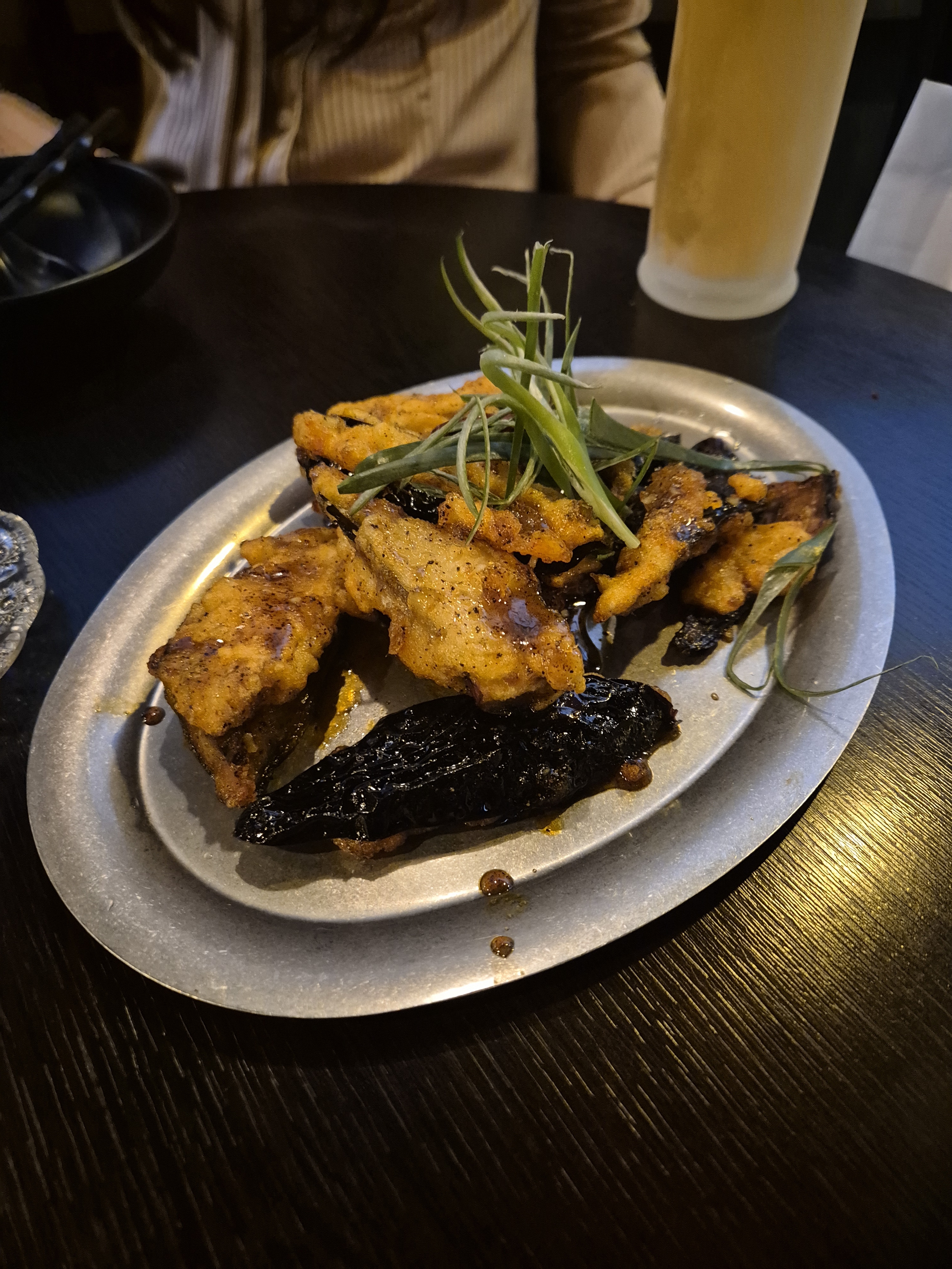 친구와 간단히 마시러 왔습니당 가성비 넘치는 가격과 그렇지 않은 퀄리티에 이마를 탁 치고