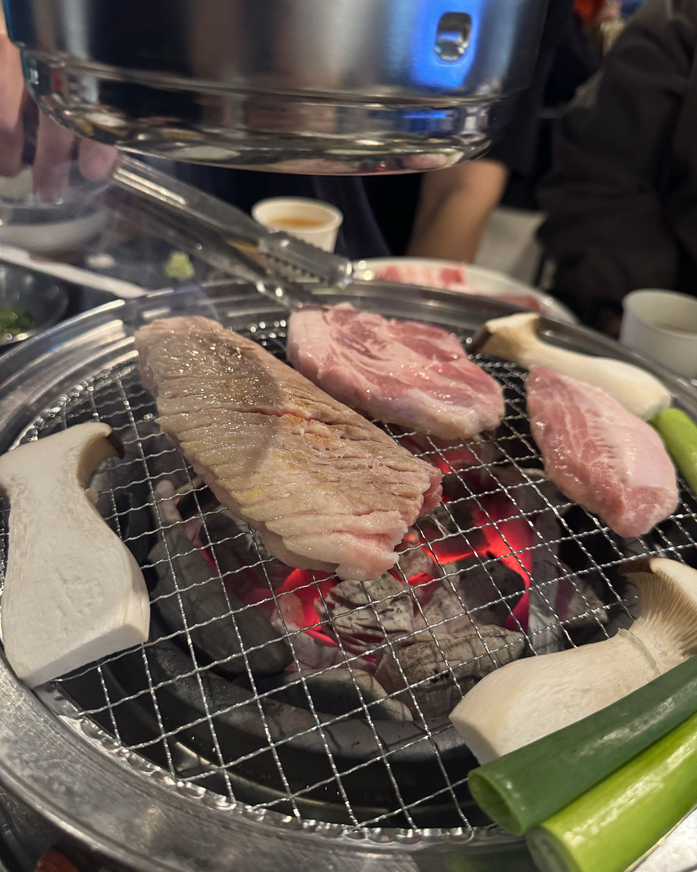 친구가 추천하여 방문하게 되었는데 분위기가 너무 좋았습니다!! 고기세트 메뉴 구성도 좋았고