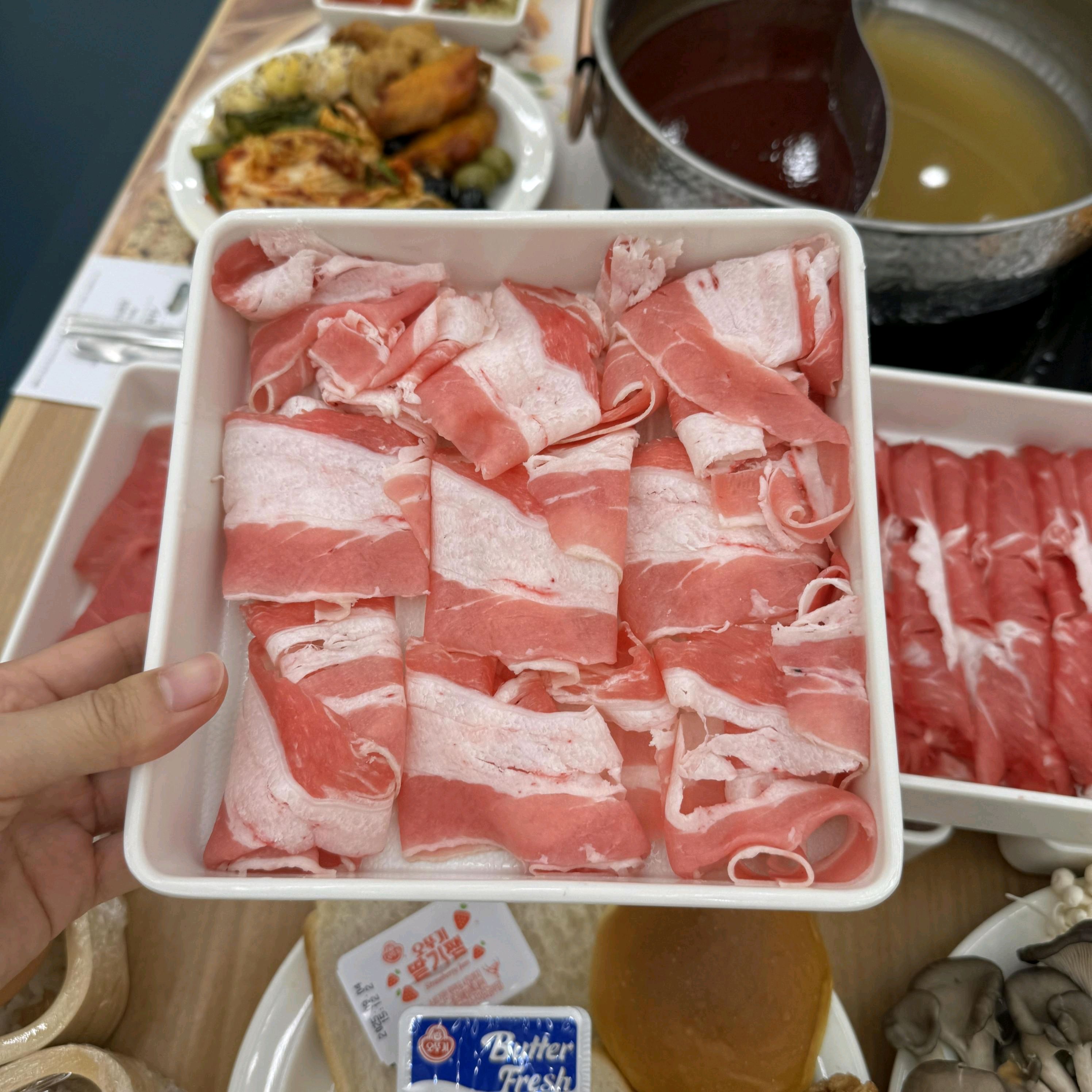 이 곳은 제 취향에 맞는 육수를 골라서 먹을 수 있고 남자친구가 좋아해서 같이 또 방문했네
