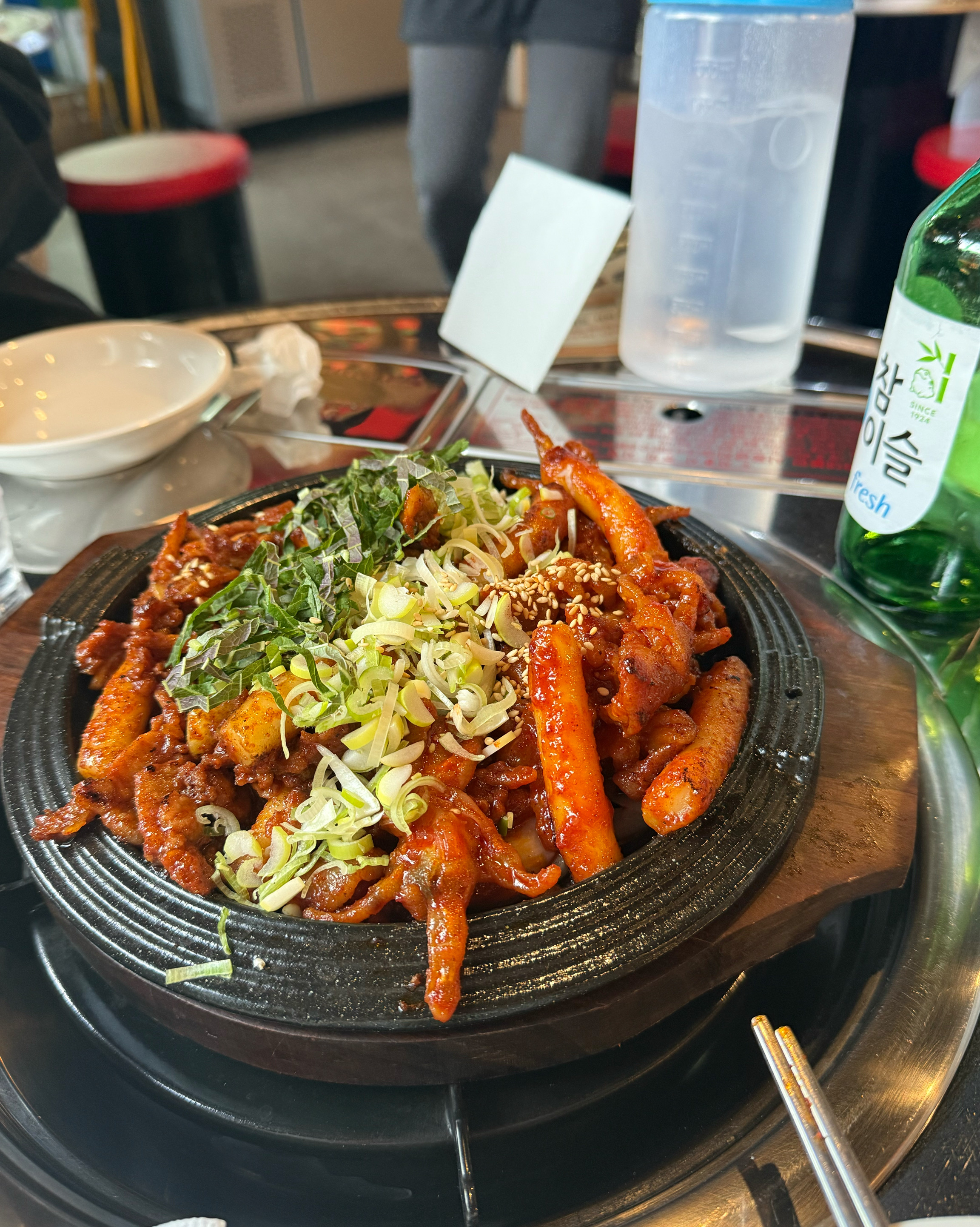 친구들이랑 간단히 한잔하려고 들어간 곳인데, 진짜 생각보다 너무 맛있었어요. 특히 닭발!
