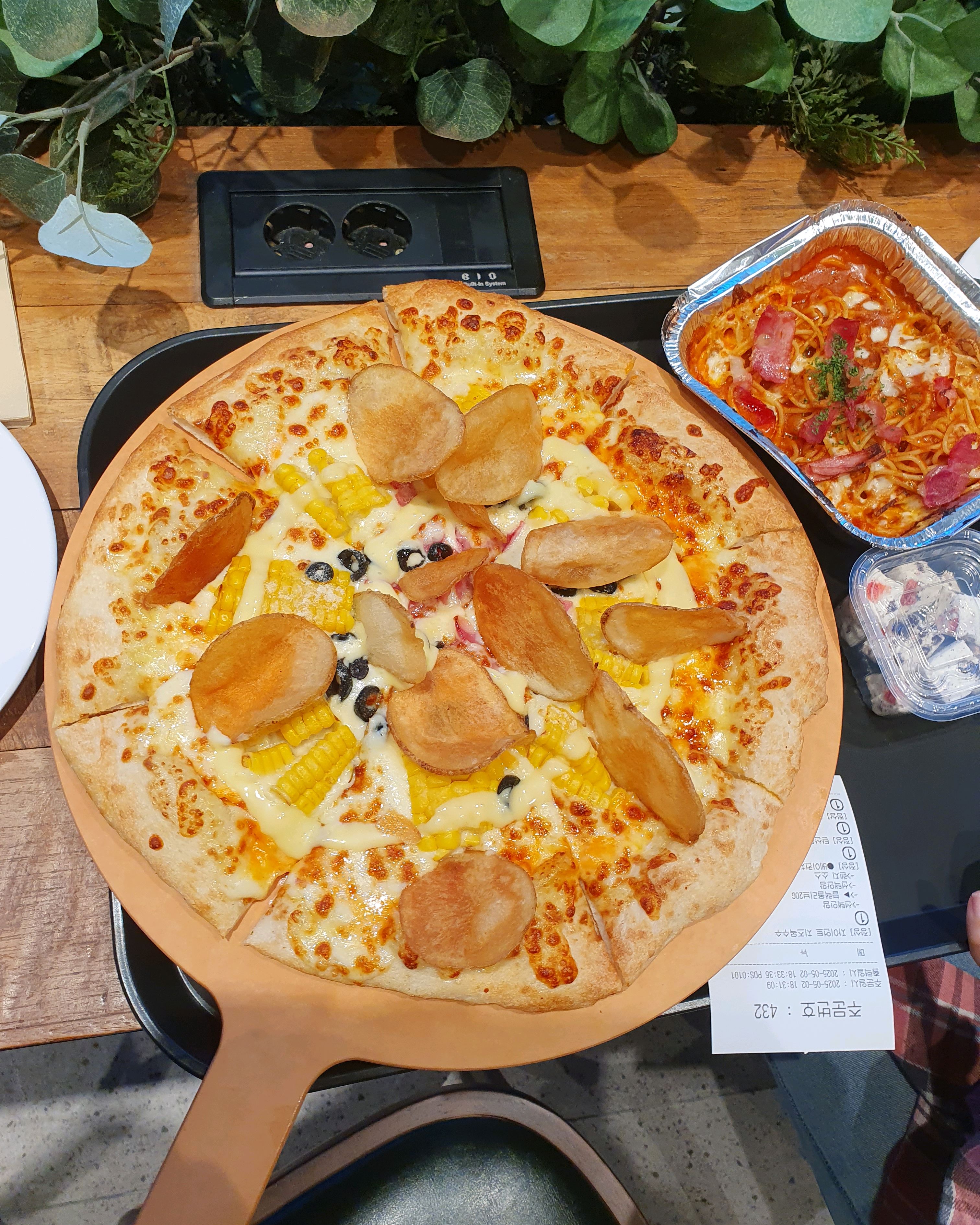 옥수수가많아요,사람들도 많고 깔끔하고 좋아요. - 평택 뉴코아 맛집 피자몰 뉴코아 평택점
