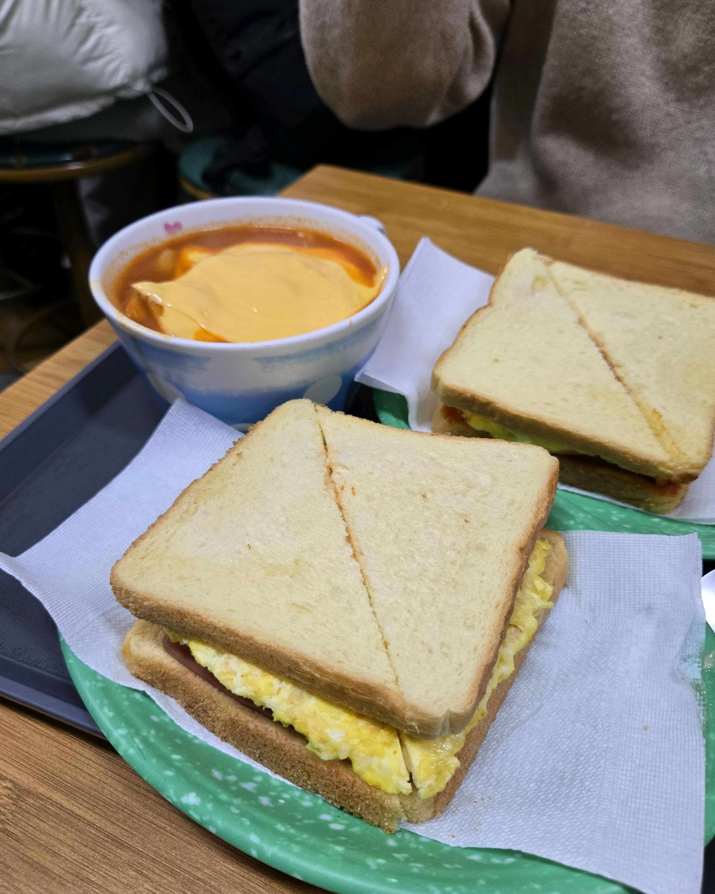 떡볶이가 맛있어요! 옛날 학생때 먹던 카레맛 살짝 나는 묽은 떡볶이에요. 가성비도 최곱니다