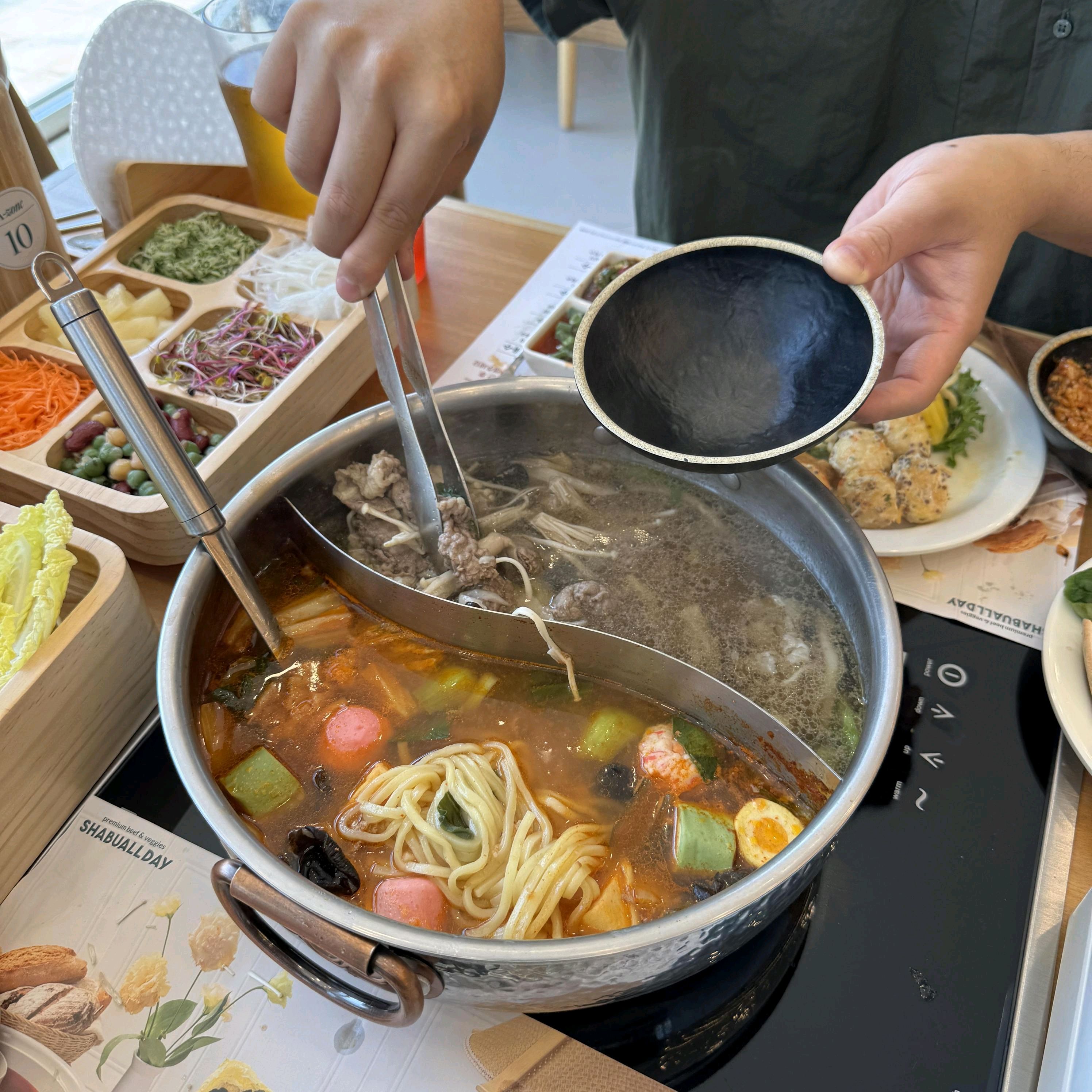 샤브샤브 먹고 싶을 때 가는 곳이에요. 국물 진하고 재료들도 다양하게 먹을 수 있어서 좋았