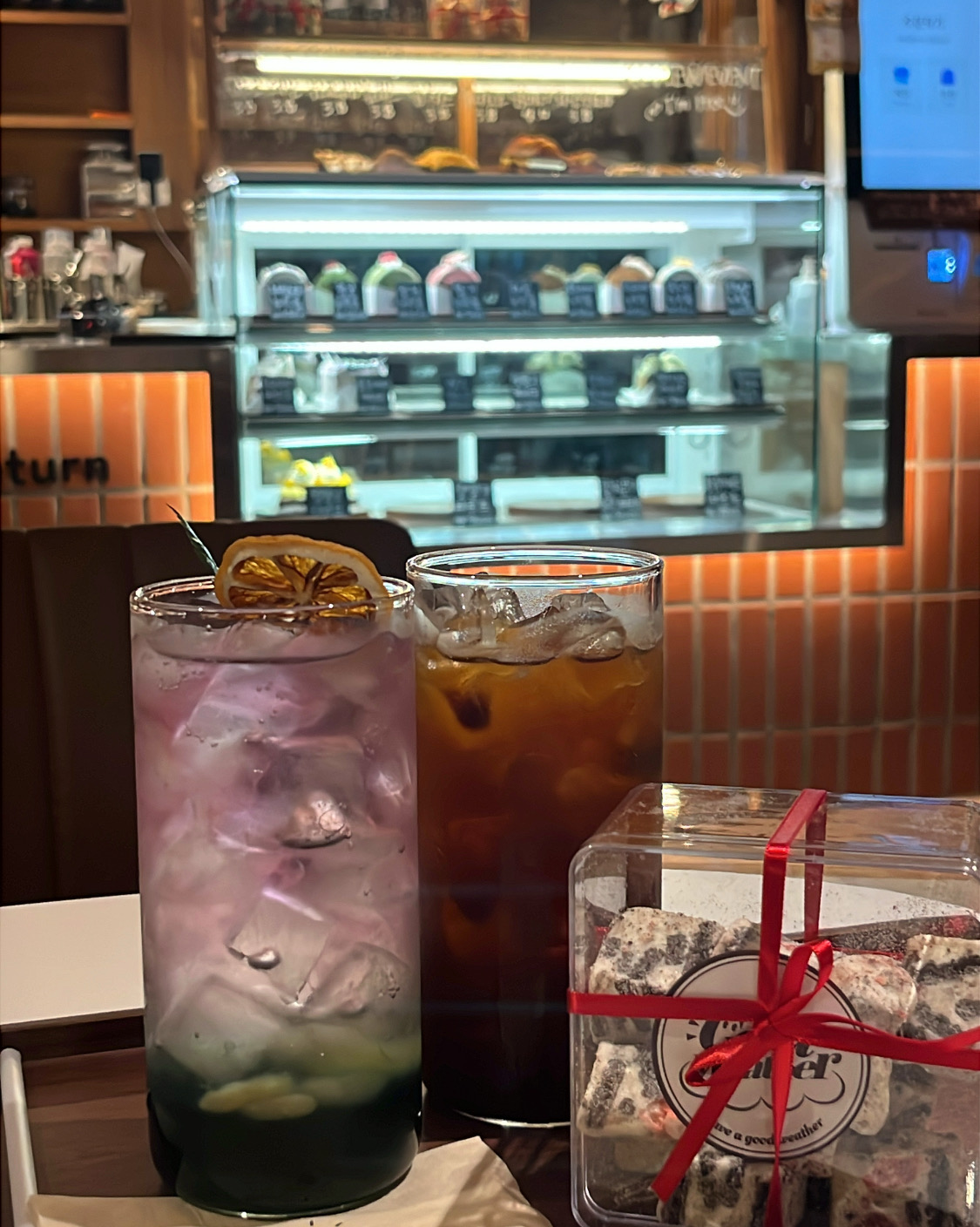 매장도 넓고 디저트 종류도 많아서 좋네요. 딸기오레오 쫀득 쿠키 맛있어서 다음에와서 또 먹