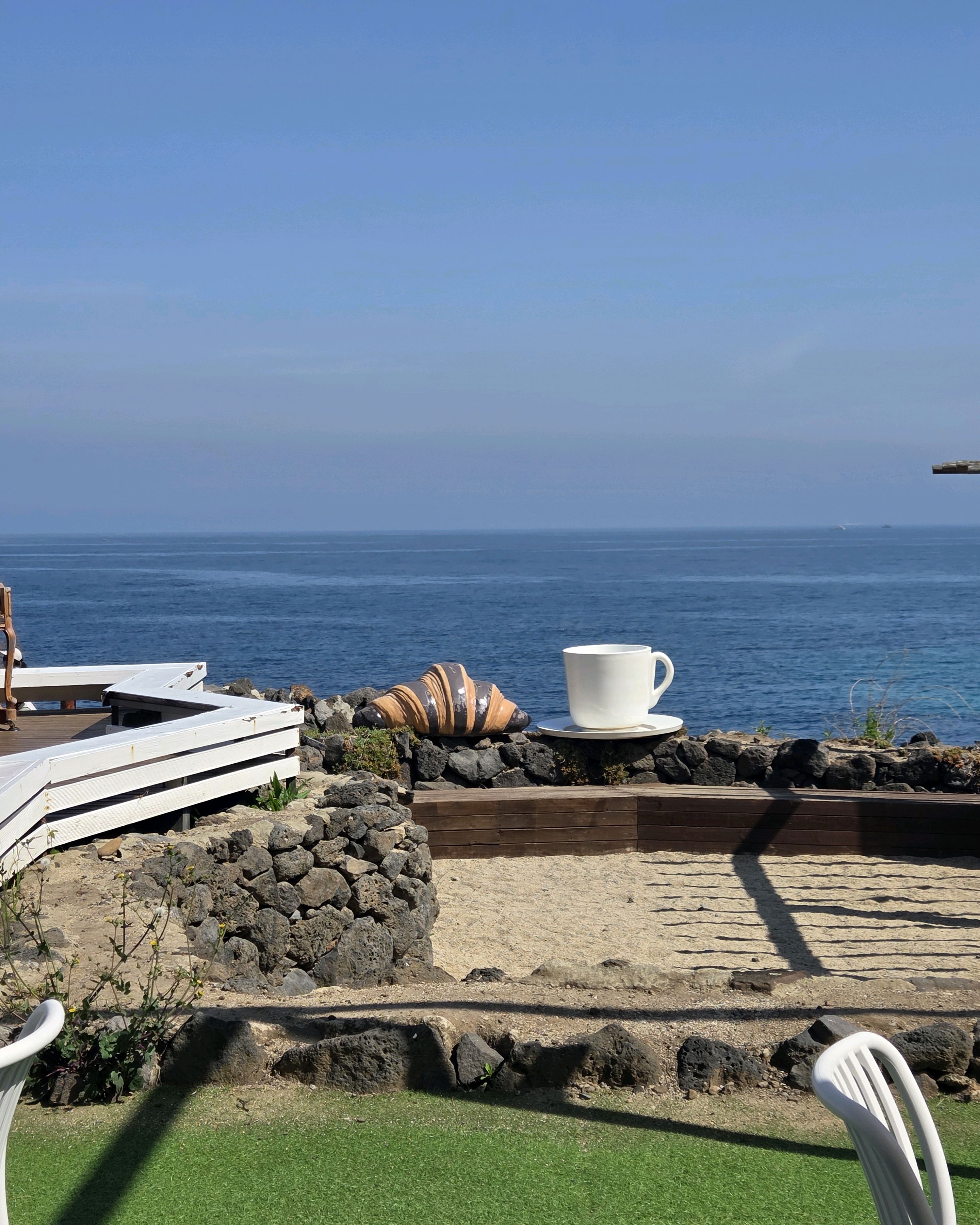 예정보다 제주도에 일찍 도착해서 오픈한곳 중 빵이 있고, 바다가 보이는 카페 찾다가 가게