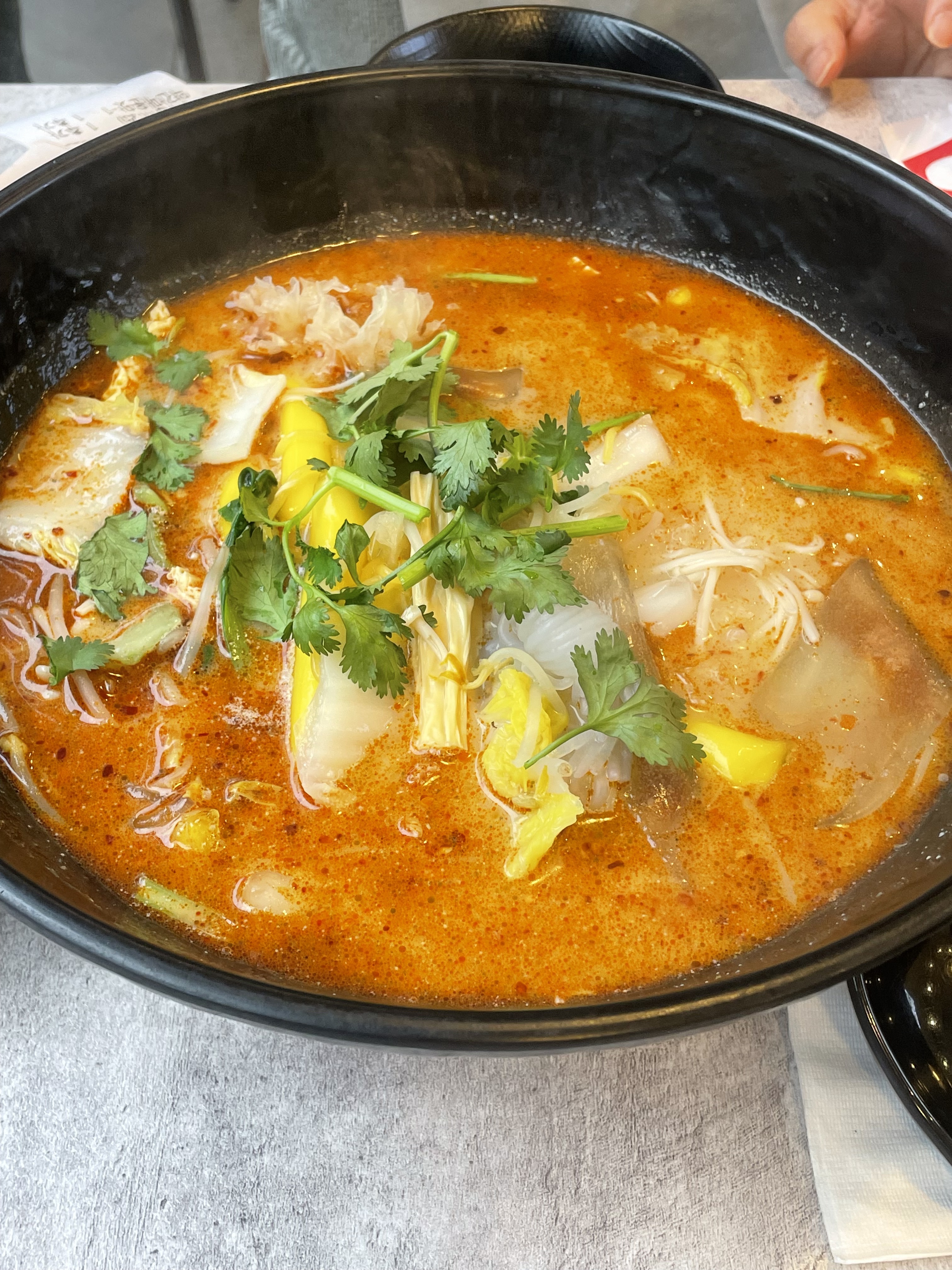 맛있어서 벌써 두번째 방문입니다! 매장도 깨끗하고 넓어서 넘 좋더라구요 음식도 금방 나옵니