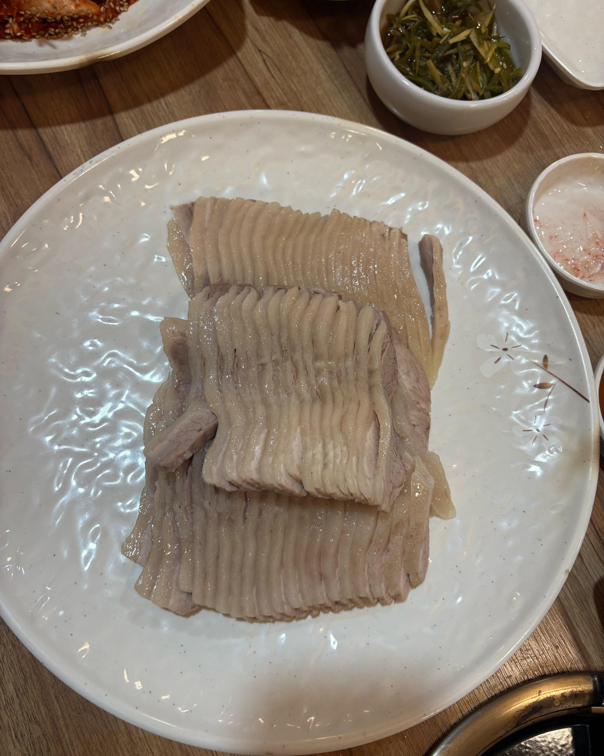 평소 보쌈을 좋아해서 여러 곳을 다녀봤지만, 여긴 진짜 찐 맛집이에요. 고기가 기름지지 않