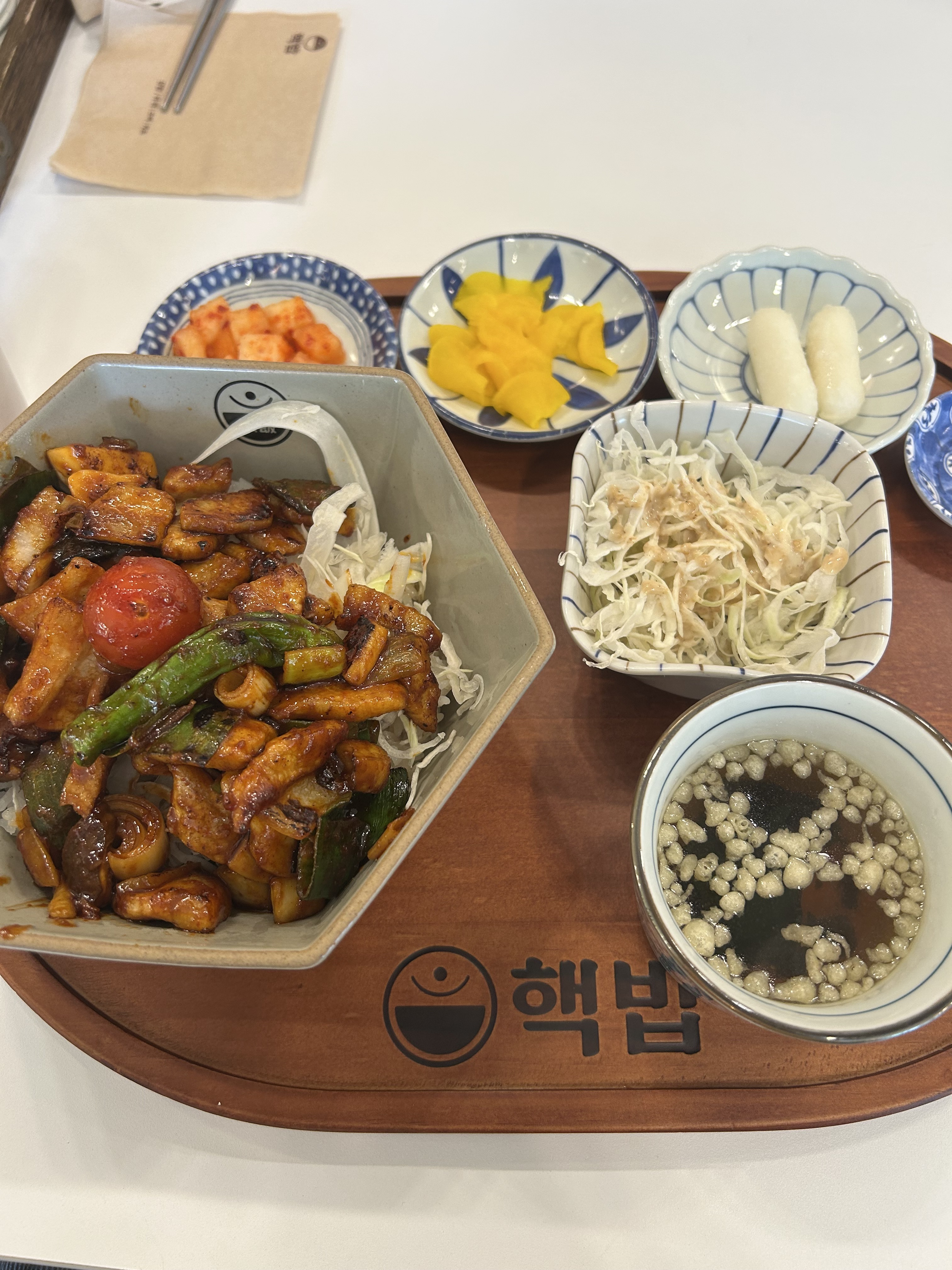 새로 생겨 와봤는데 양도 튼실하고 맛있어요! 그리고 창이 크게 나 분위기도 밝아요. 종종