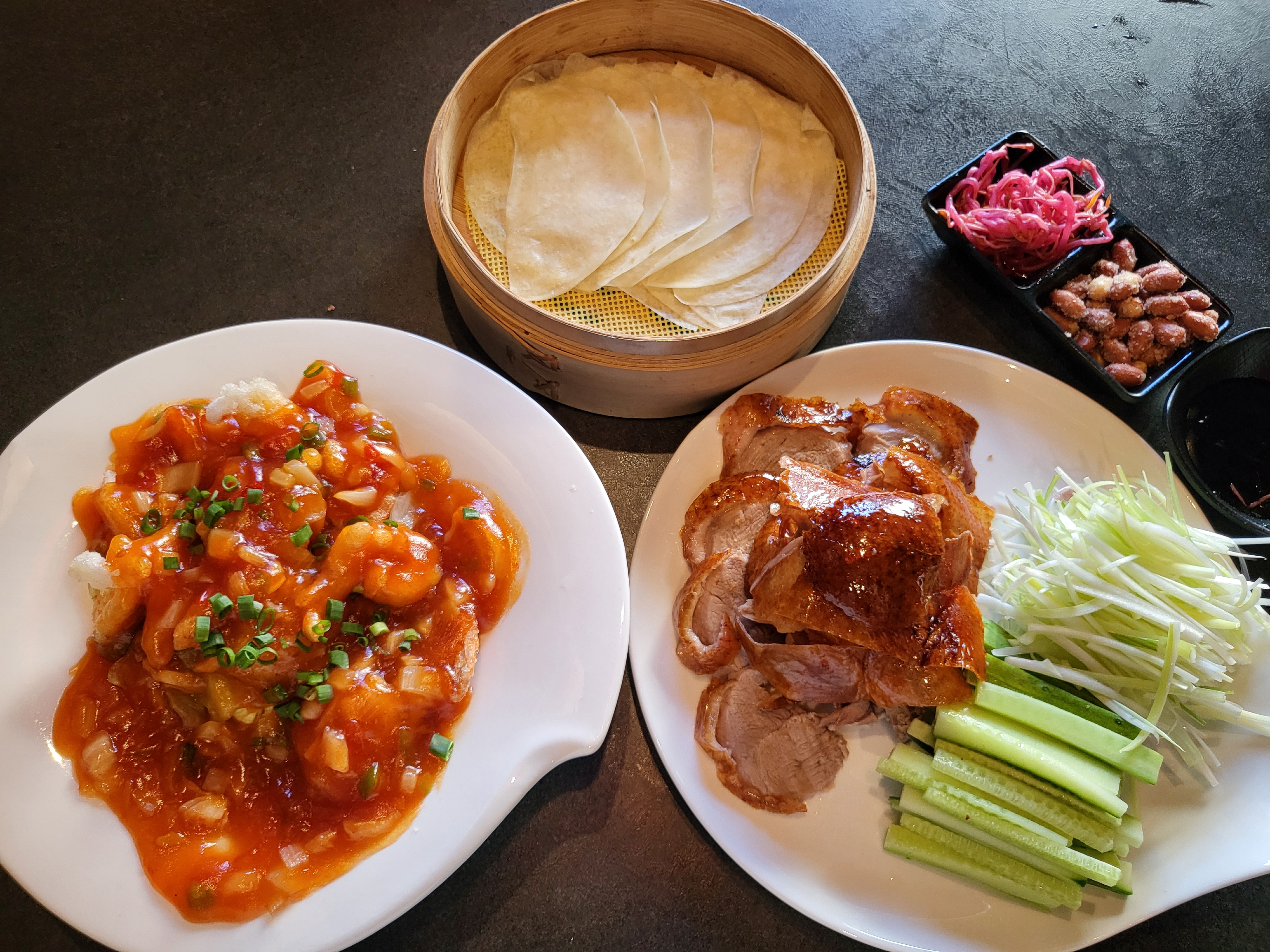 홍콩 분위기 제대로 느낄 수 있는 술집입니다. 평일이든 주말이든 항상 사람들로 북적거려서