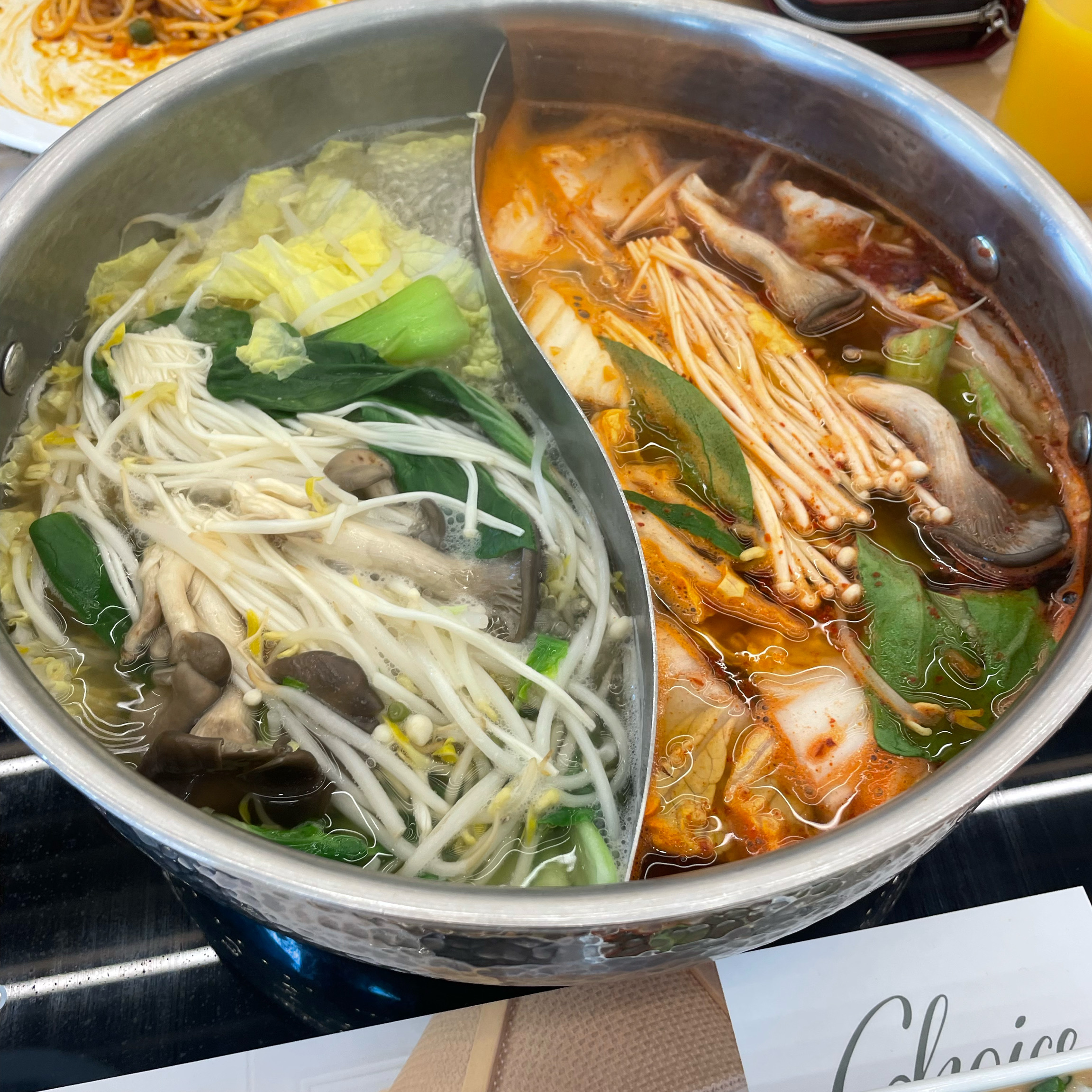 배부르게 잘 먹긴 했습니다만 오픈시간 맞춰서 갔는데 준비 안된 음식이 조금 있었고 육수가