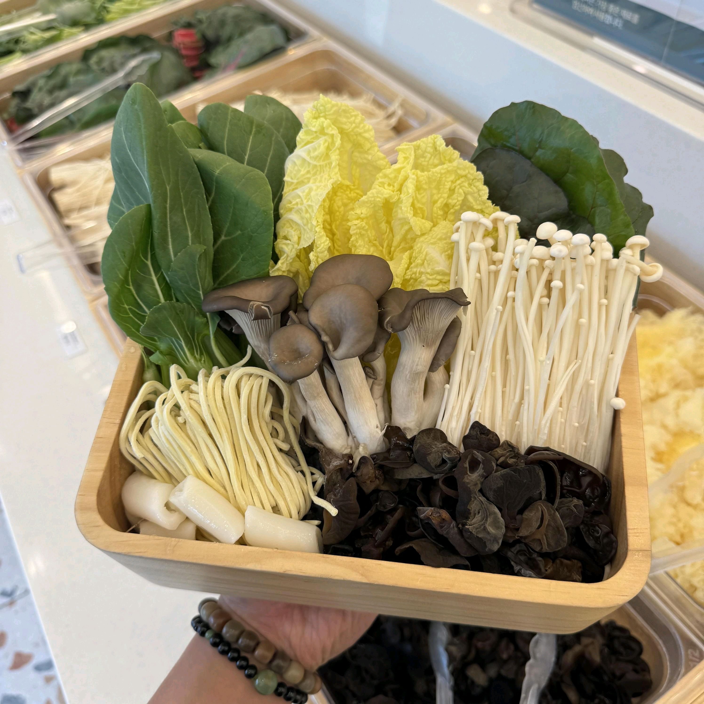 샐러드랑 고기 종류도 다양해서 취향대로 골라 먹을 수 있고 육수도 내 입맛에 맞게 선택할