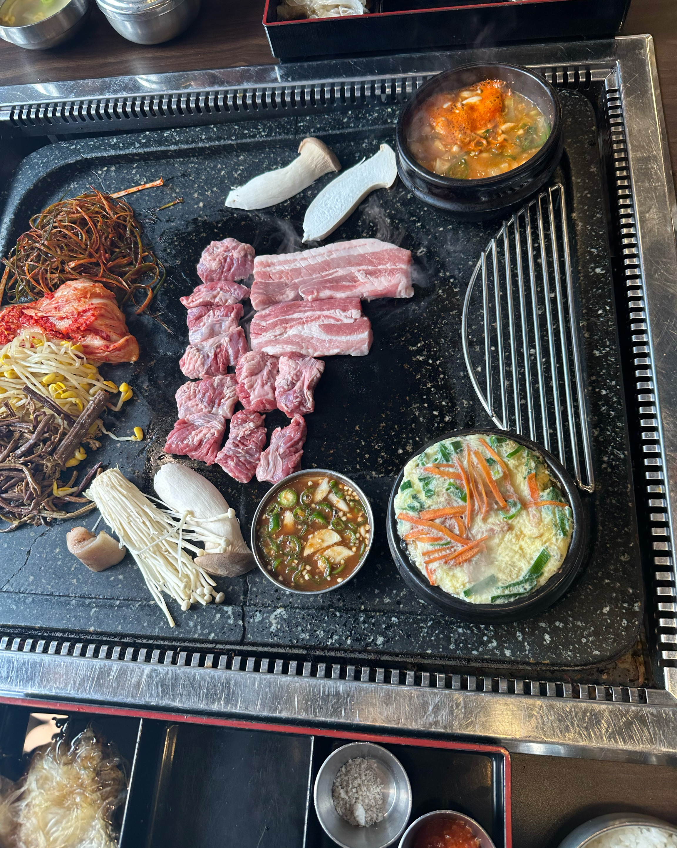오늘 처음으로 방문한 고깃집인데 직원분들이 너무 이쁘게 웃는 모습을 보고 오자마자 기분이