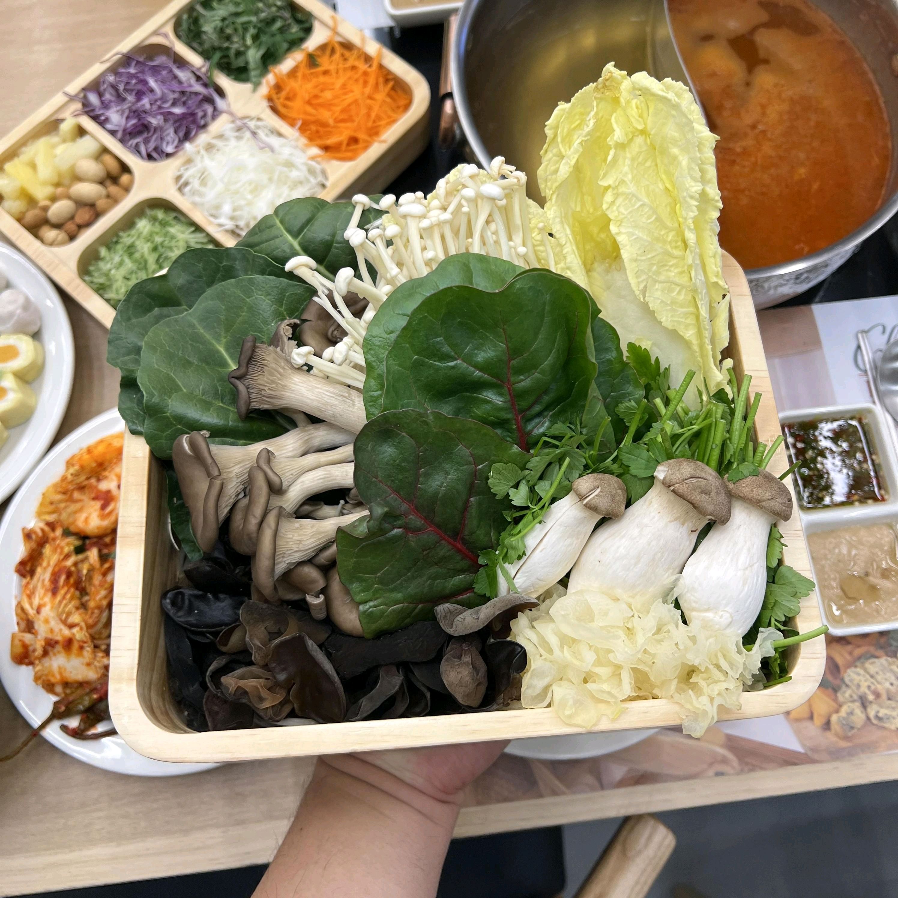 이번에 가본 샐러드바에서 소고기 샤브샤브 무제한으로 먹었는데 너무 좋았어요. 육질이 부드럽
