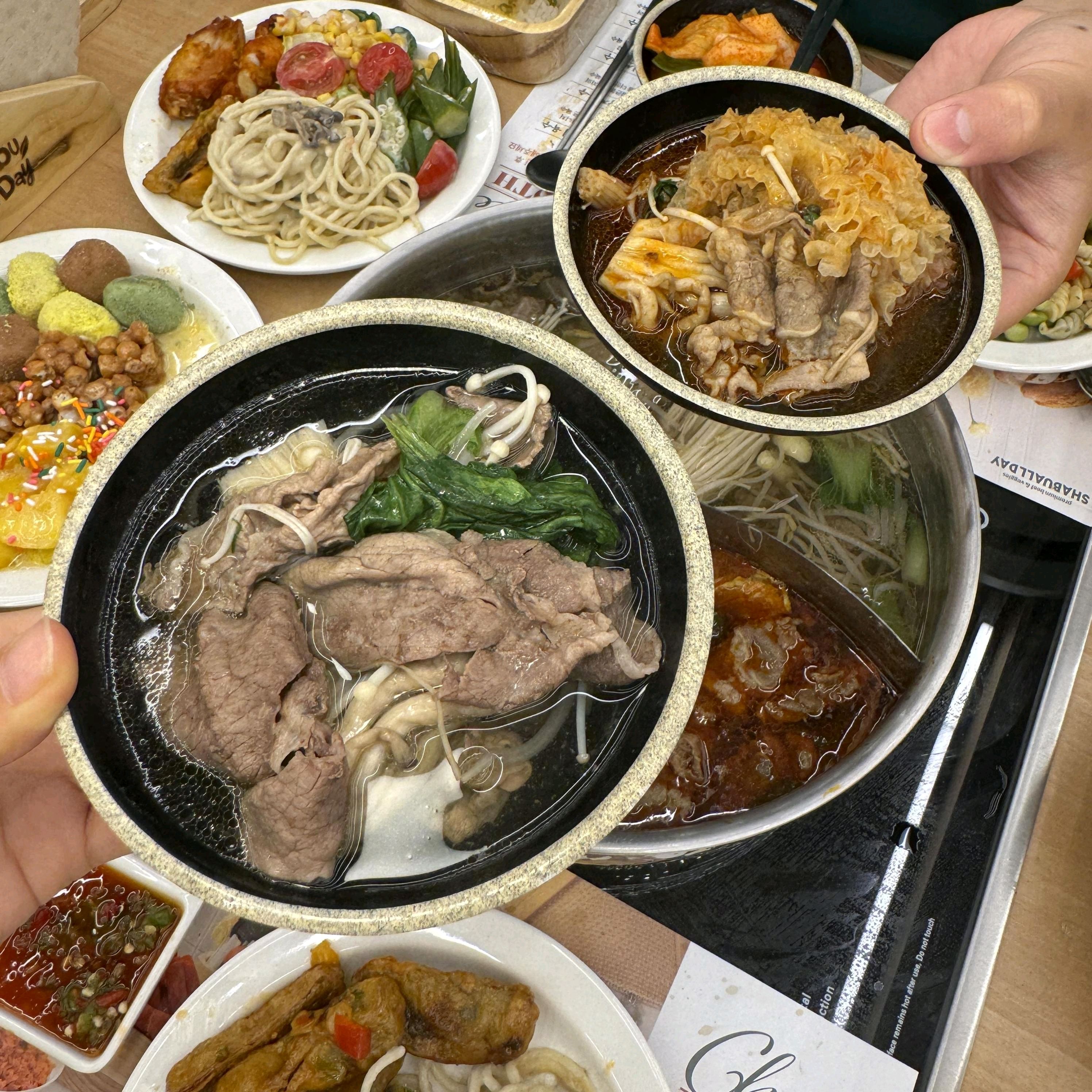 매번 올 때마다 만족스러워요. 다양한 야채들과 디핑소스가 정말 좋고 라이스페이퍼로 싸 먹을