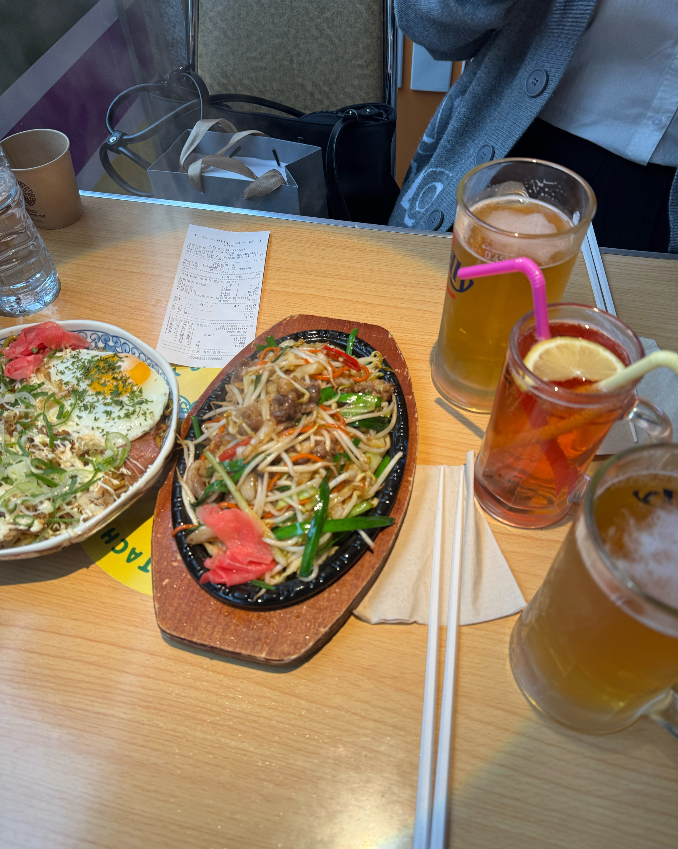 노래도 특색있구 좋았어용 ㅎㅅㅎ 야키소바 먹었는데 간두 적당하구 맛있어용 생맥주 먹었는데