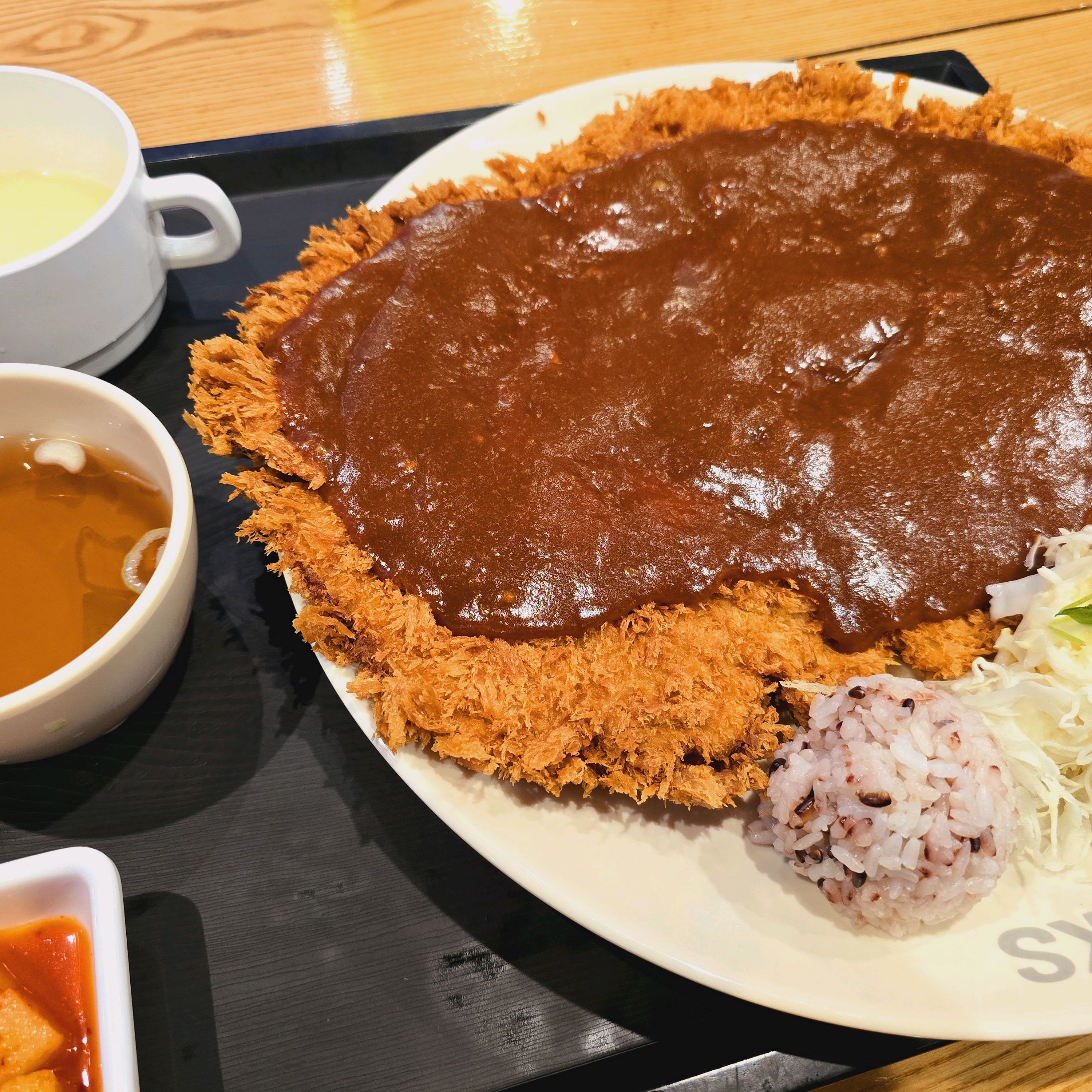 정말 항상 올때마다 가격도 저럼한데 양도많고 맛있습니다. 서비스도 주시고 감사합니다😄 - 검단 맛집 홍익돈까스 검단점