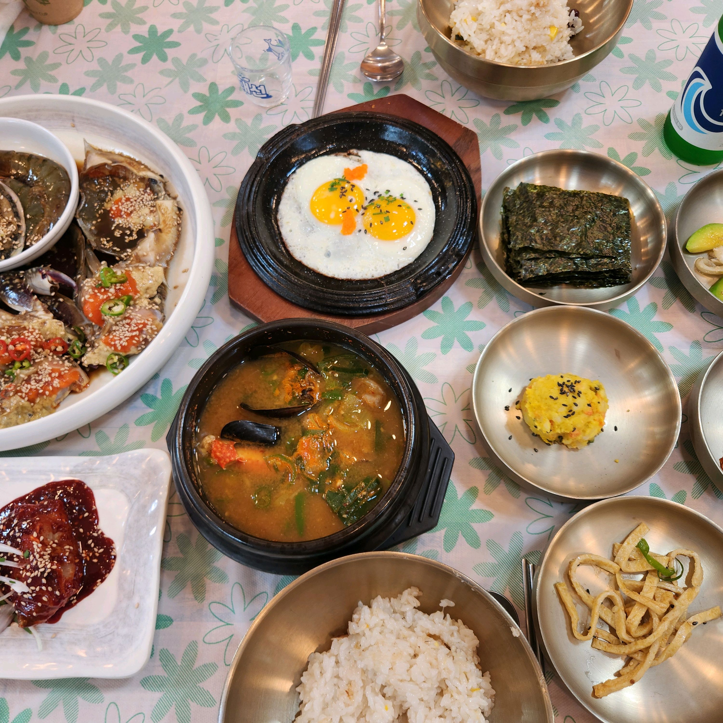 간장 안짜고 너무 맛있고 같이 나오는 찌개나 반찬들도 다 정갈하고 맛있어요! 진짜 밥도둑