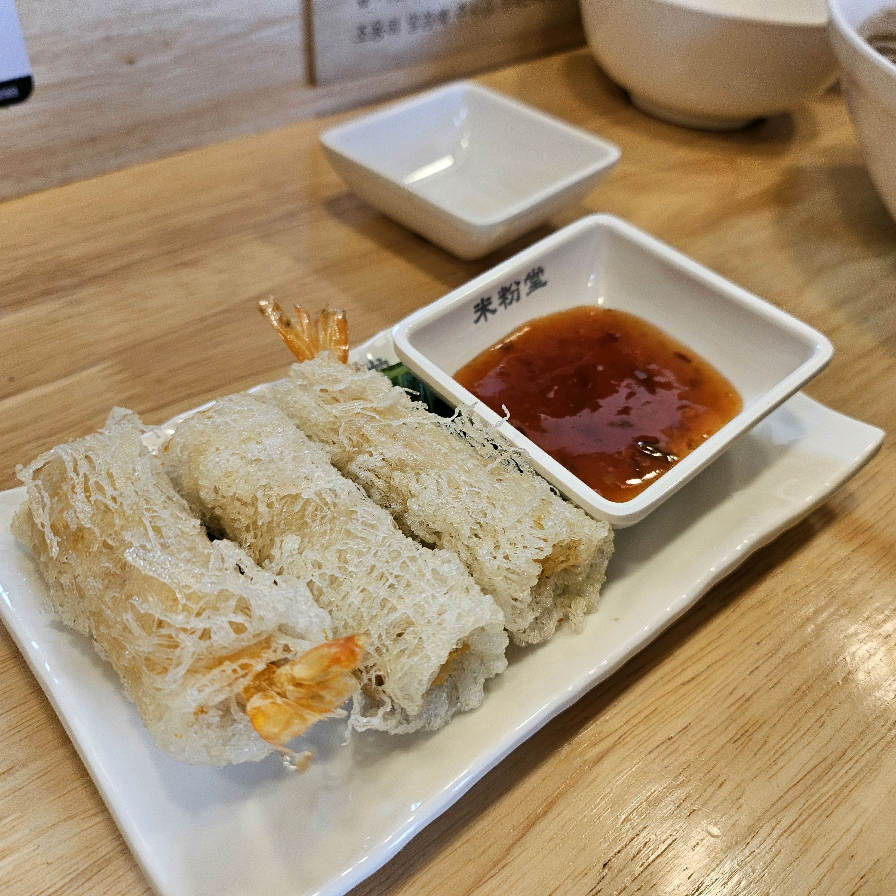 해장쌀국수 먹으러왔는데 맛있어요!! 분위기도 조용해서 혼밥먹기도 좋을것 같아요 새우롤도 바