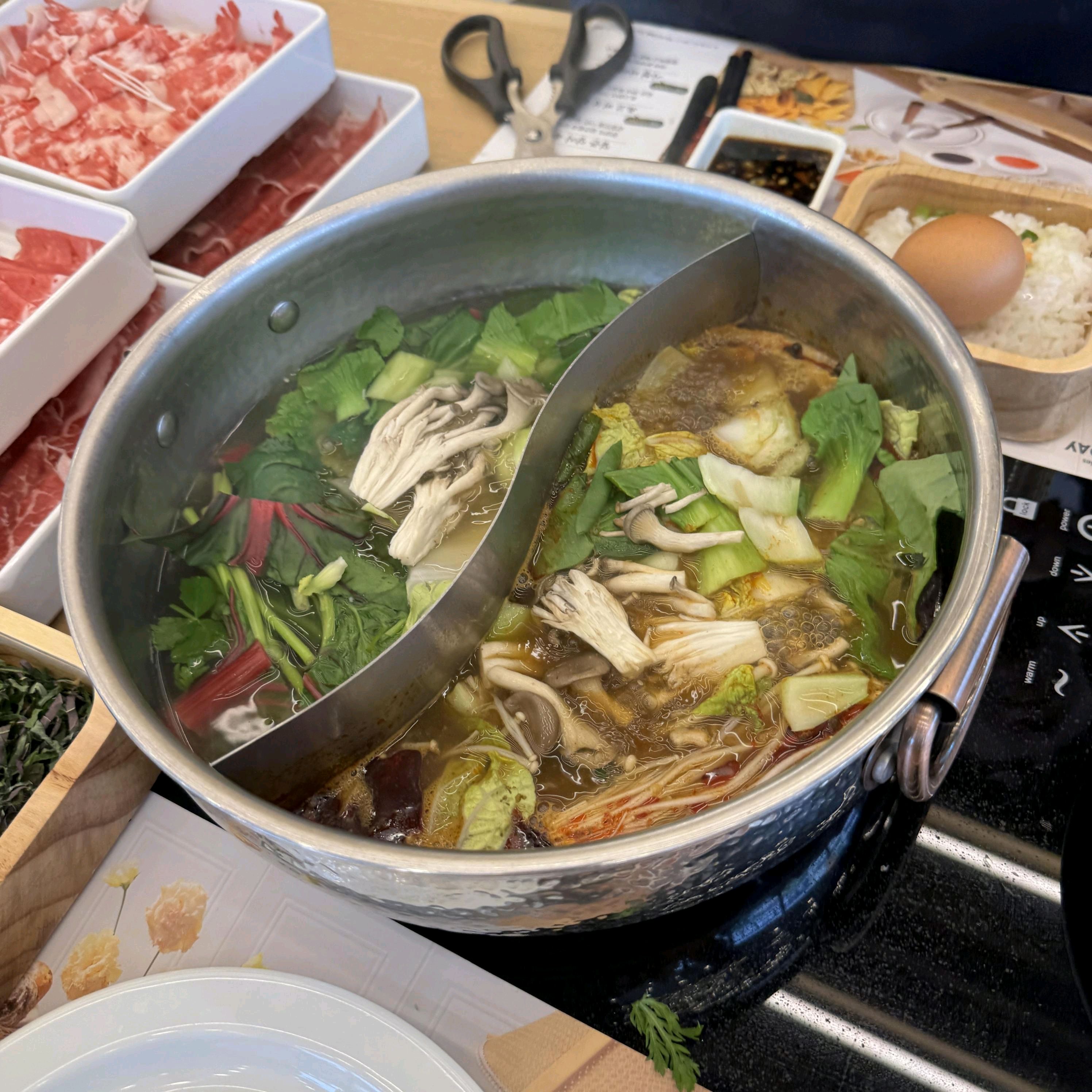 프리미엄 소고기 샤브샤브가 정말 맛있네요~ 좋은 고기라 그런지 국물 맛도 진하고 야채도 신