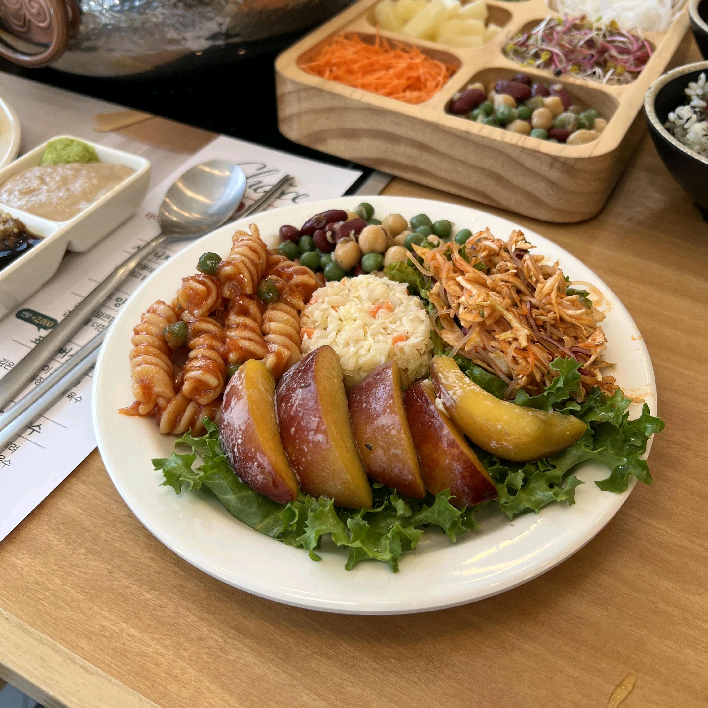 샤브샤브가 정말 깔끔하고 맛있어요 가족들이랑 같이 먹기에 좋은 장소예요 다양한 채소와 육수