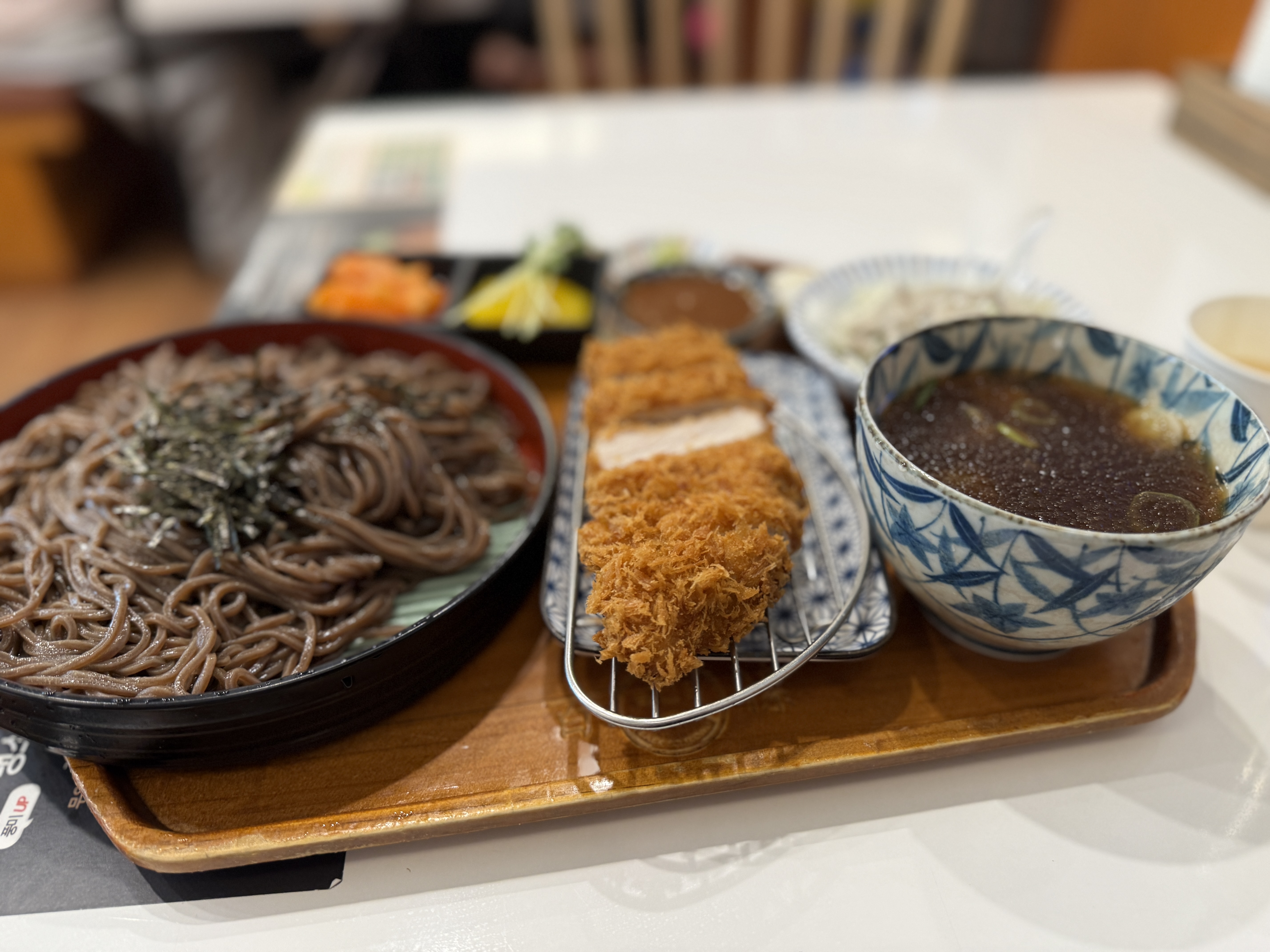 돈까스랑 모밀 먹고 싶어서 백소정 방문했는데 너무 맛있게 잘 먹었습니다! 매장도 쾌적하고