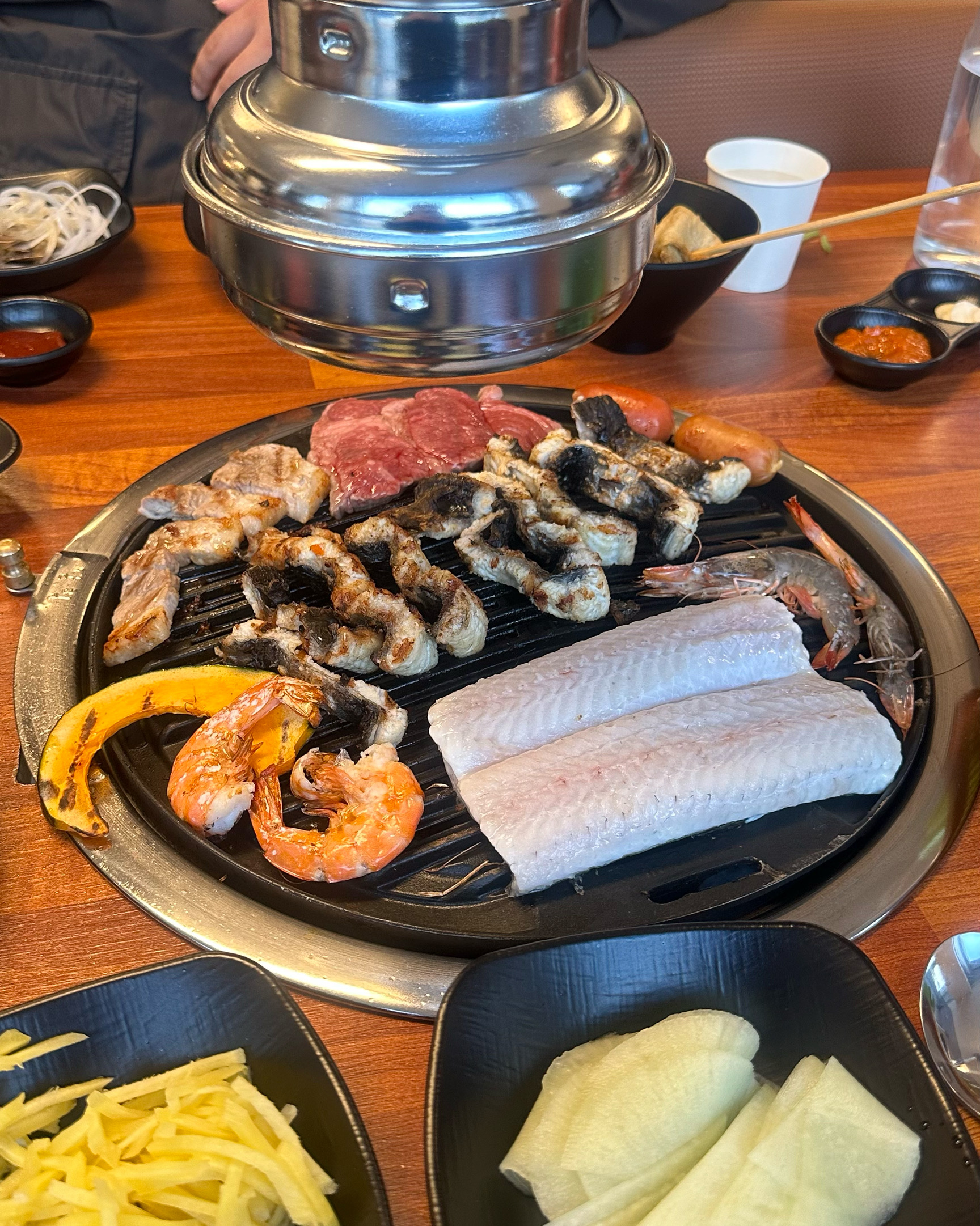 장어를 직접 셀프바에서 가져올 수 있어서 편하고 배 찢어지게 많이 먹을 수 있어요. 너무