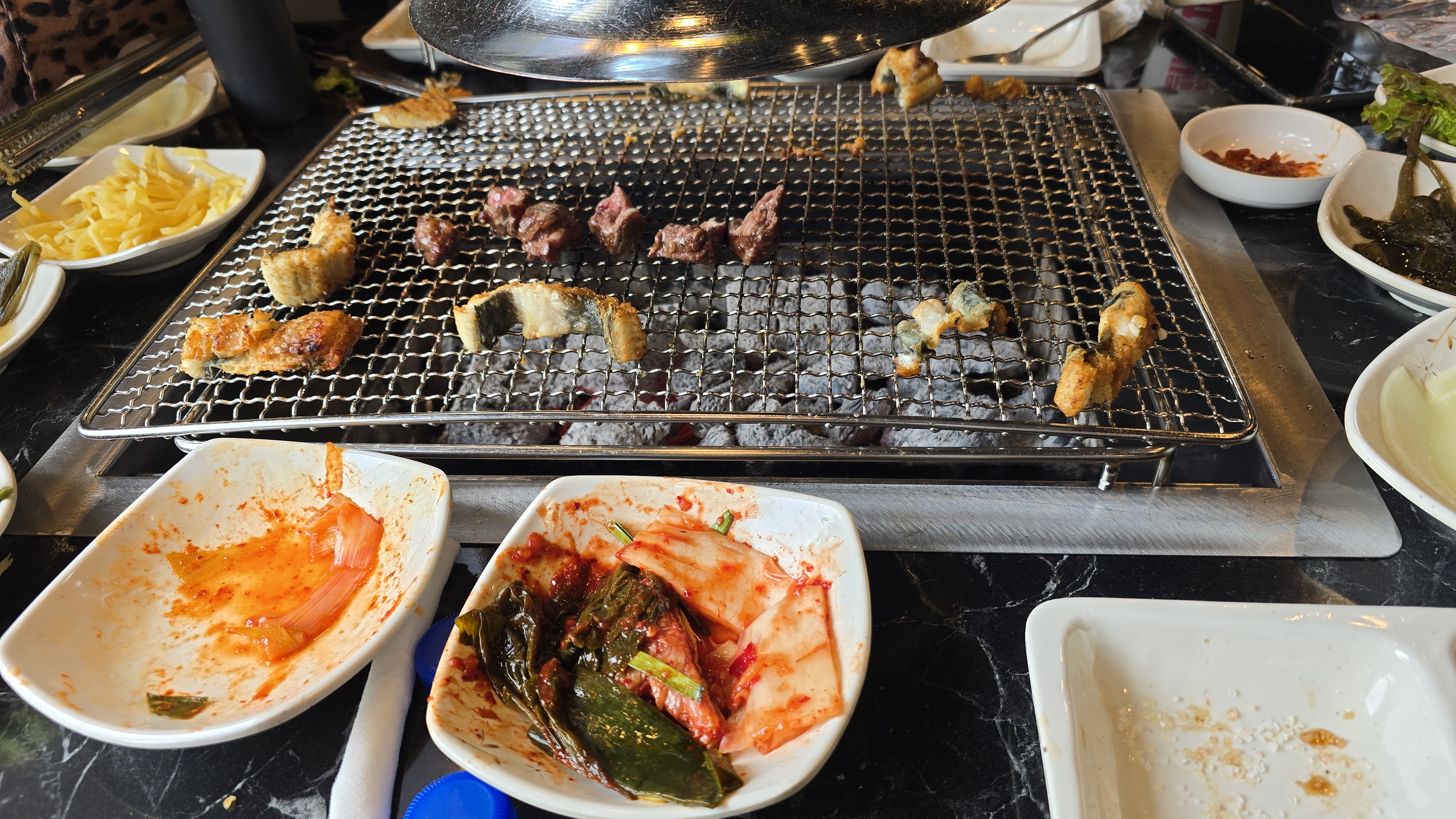 리뷰보고 고른 장어집인데 후기처럼 신선하고 냄새없이 담백한 장어가 일품입니다. 갈비살구이가