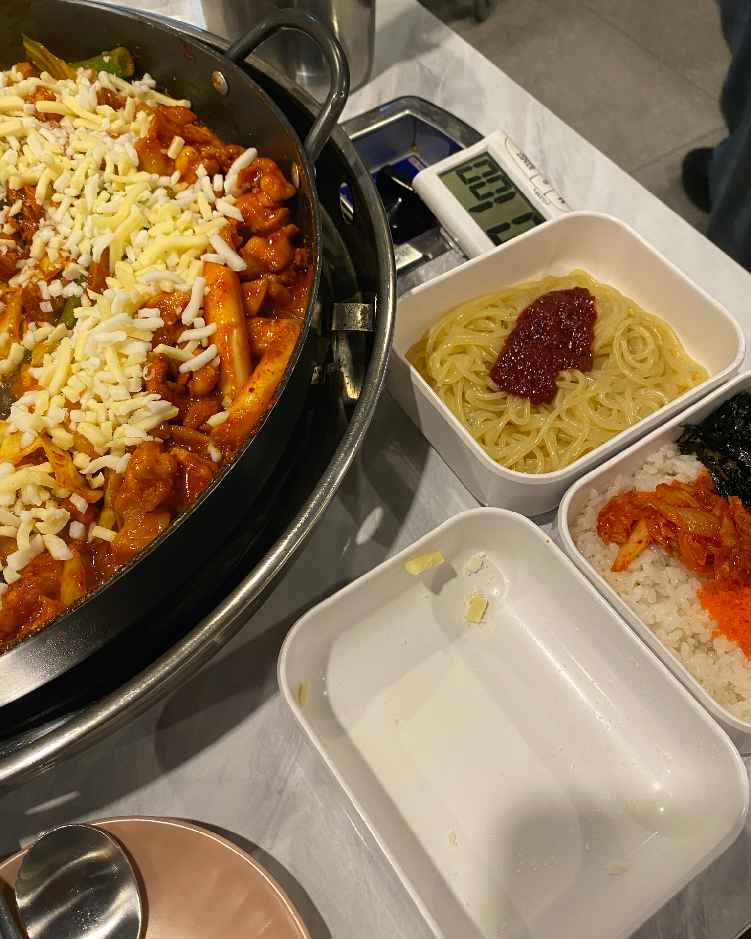 치즈콤비 치즈닭갈비콤비 대박 맛있어요!! 맛 선택도 가능하고 인테리어도 좋아서 단체모임이나