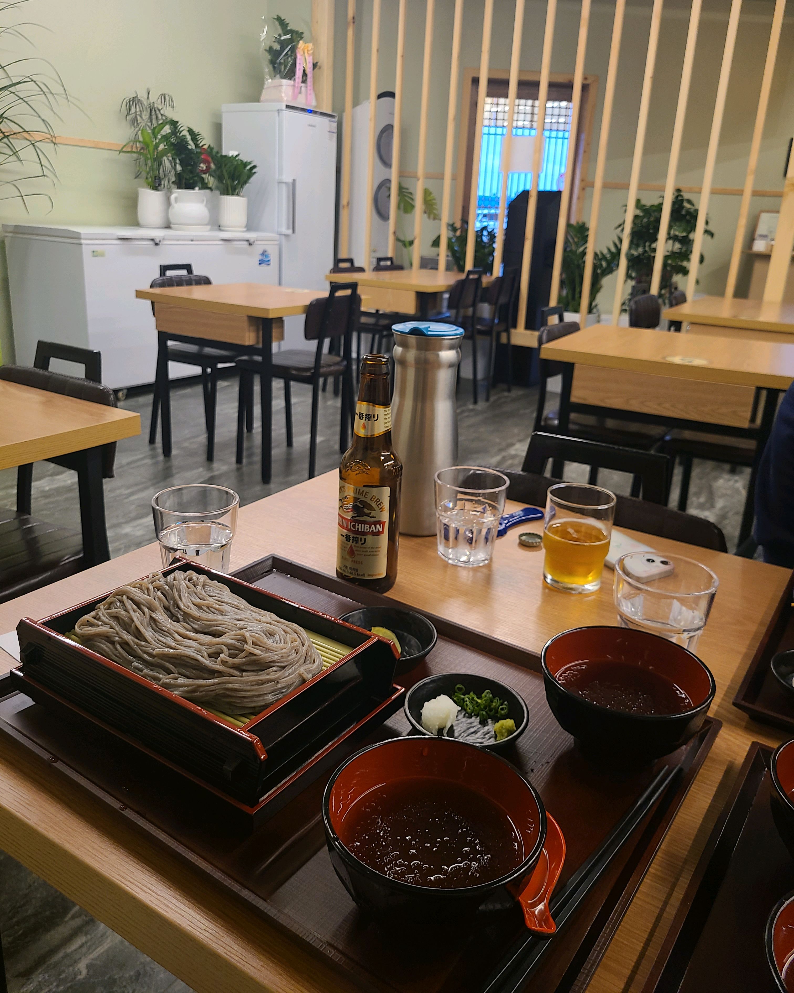 직접뽑으셔서 그런지 메밀국수가 맛있고 세심하게도 찍어먹는 국물을 두그릇으로 주십니다. 생면