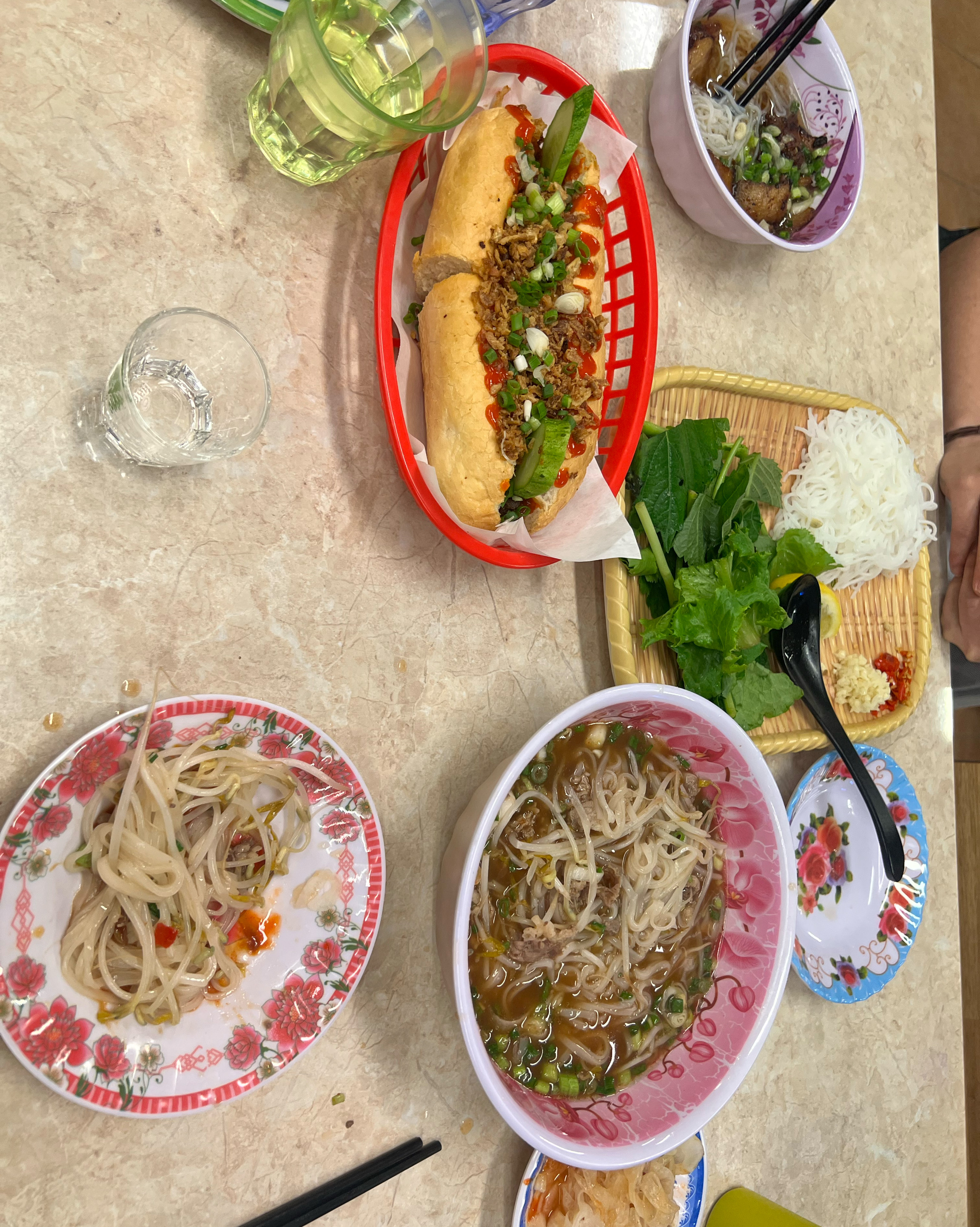음식 양 좋고 맛도 좋습니다. 음식 전달도 빠르고 청결하고 깔끔한 매장입니다. 그리고 해피