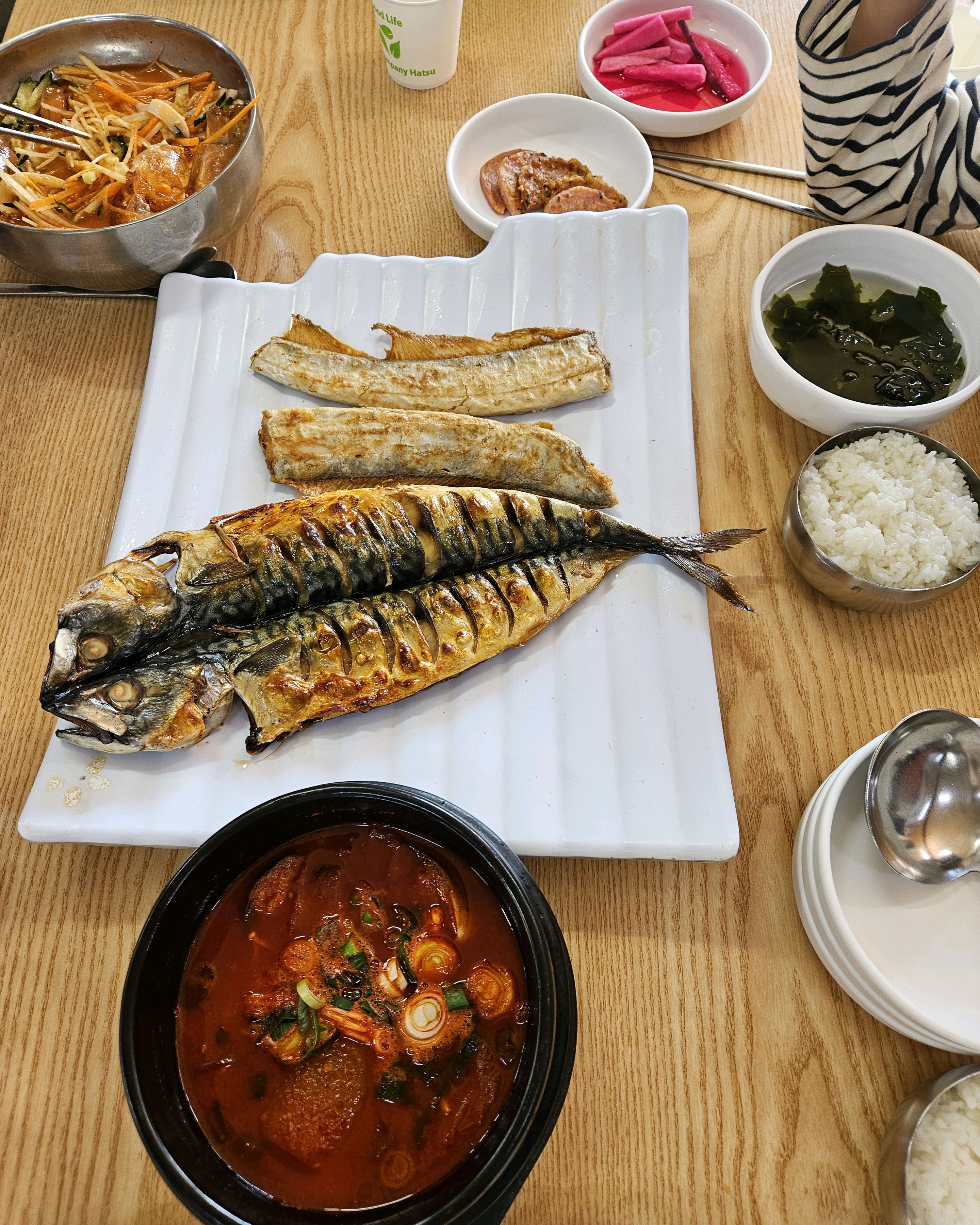 산방산 근처에서 숙박을 해서 아침 먹으러 왔는데 일찍 열어서 좋았고 아이랑 같이 먹을 음식