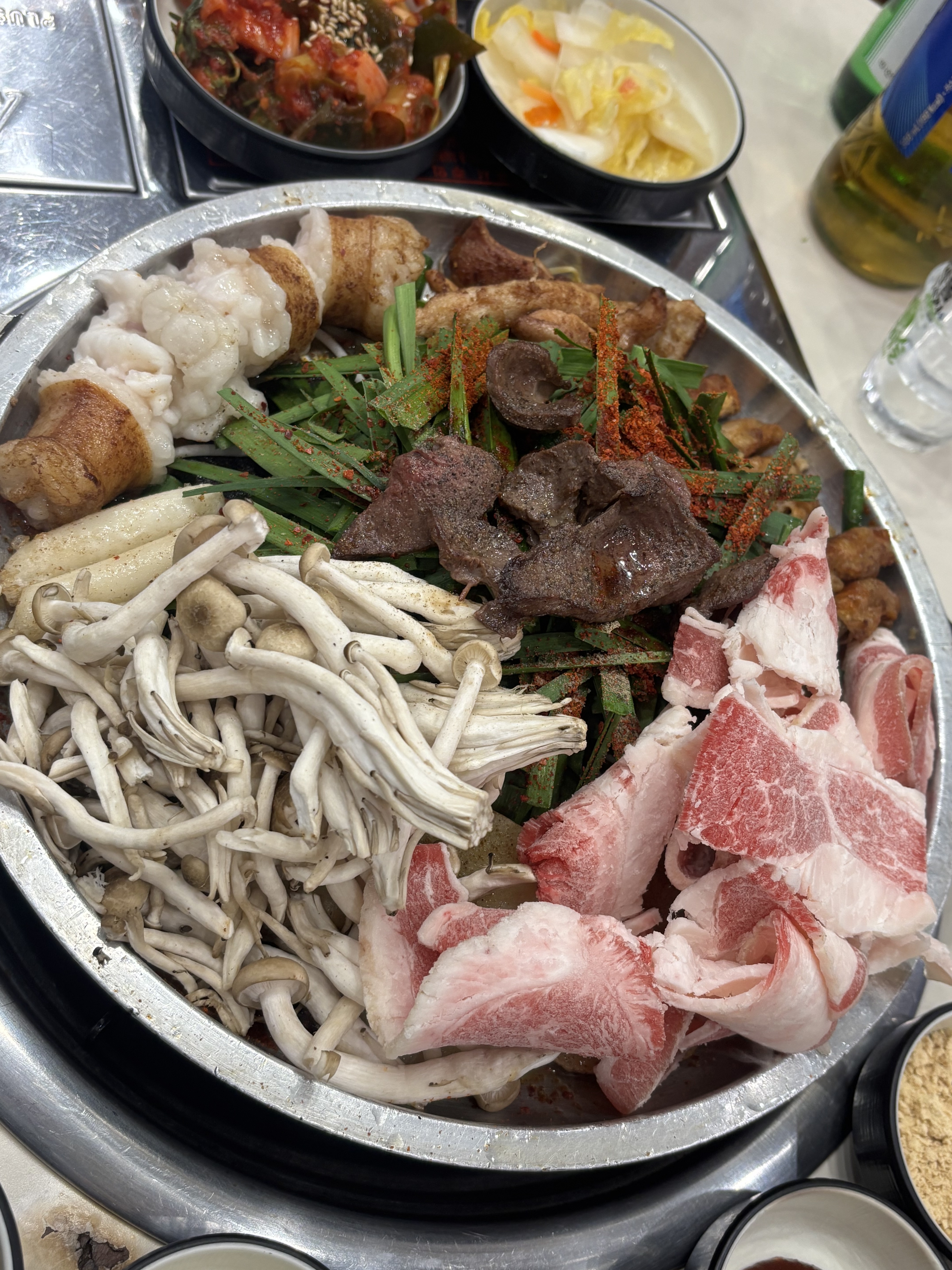 천안 처음 놀러와서 먹은 음식인데 너무 맛있어요!! 순두부도 맛있고 서비스 육회도 너무 맛