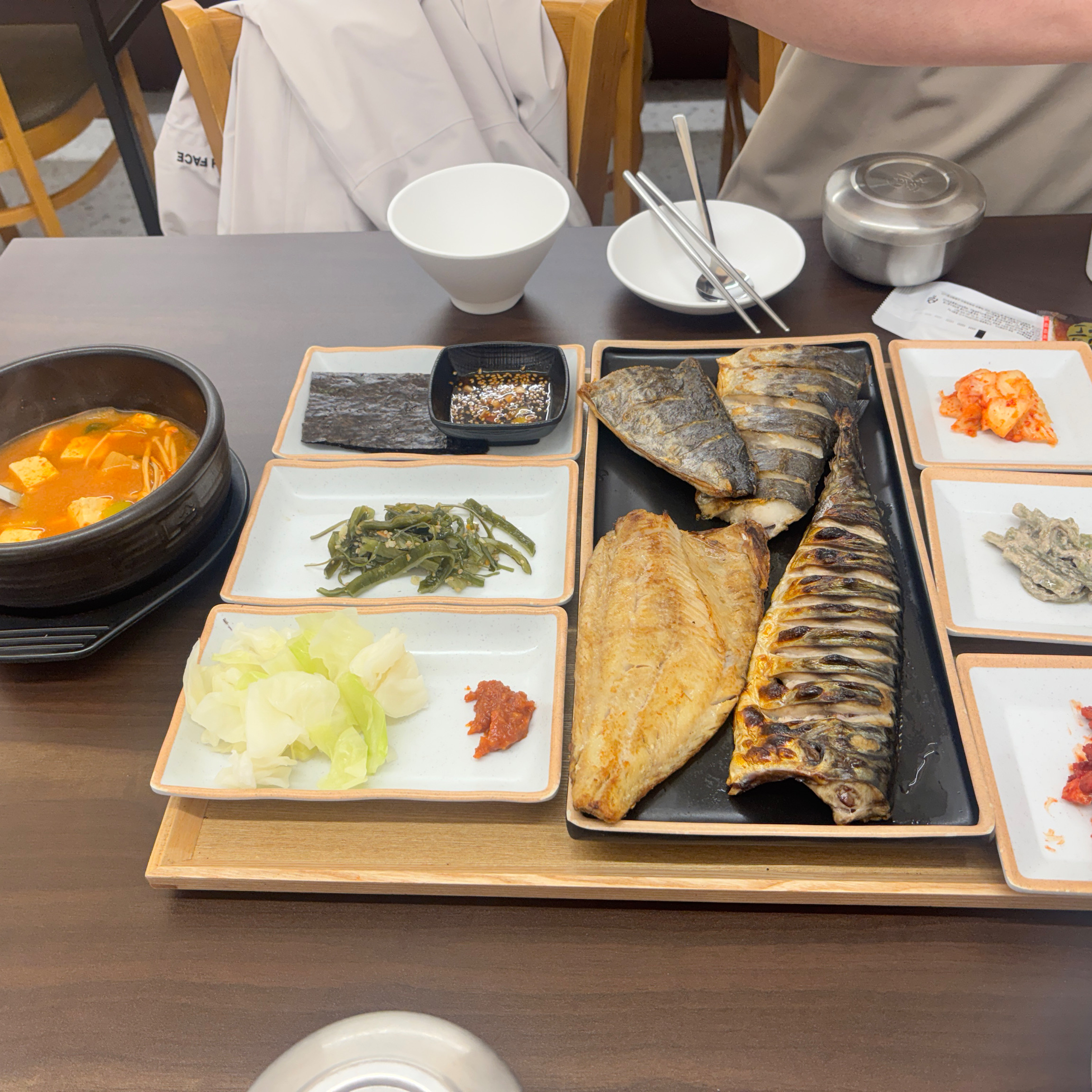생선이 먹고싶어 검색해서 처음왔는데.. 음식 정갈하고 너무 맛있어요. 반찬 리핑도 좋구요.