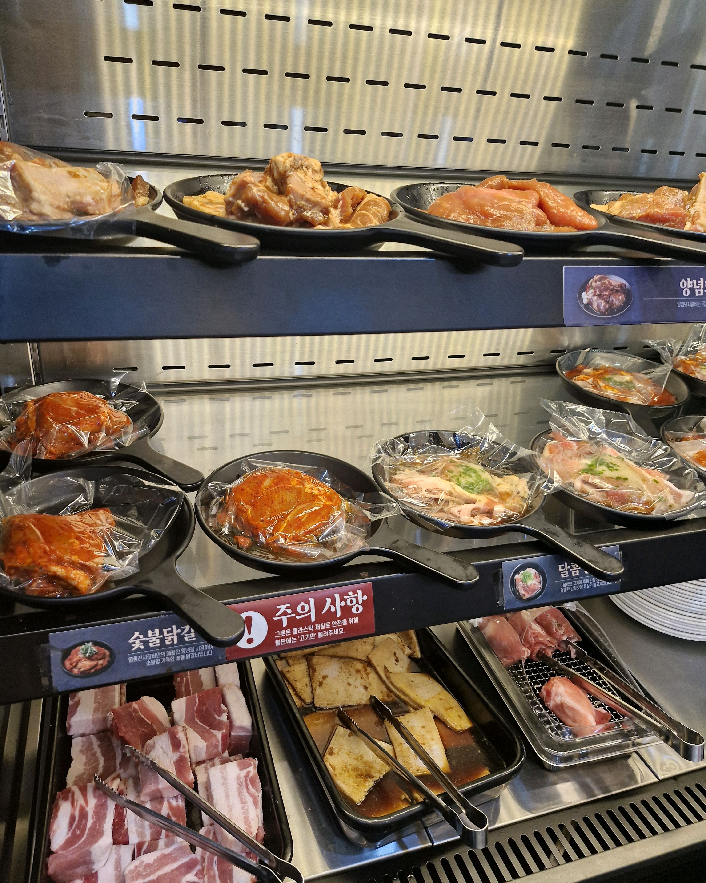고기 종류도 다양하고 무한리필답지않게 맛있어요~~^^ 셀프바랑 생맥주 무한리필도 잘 이용했