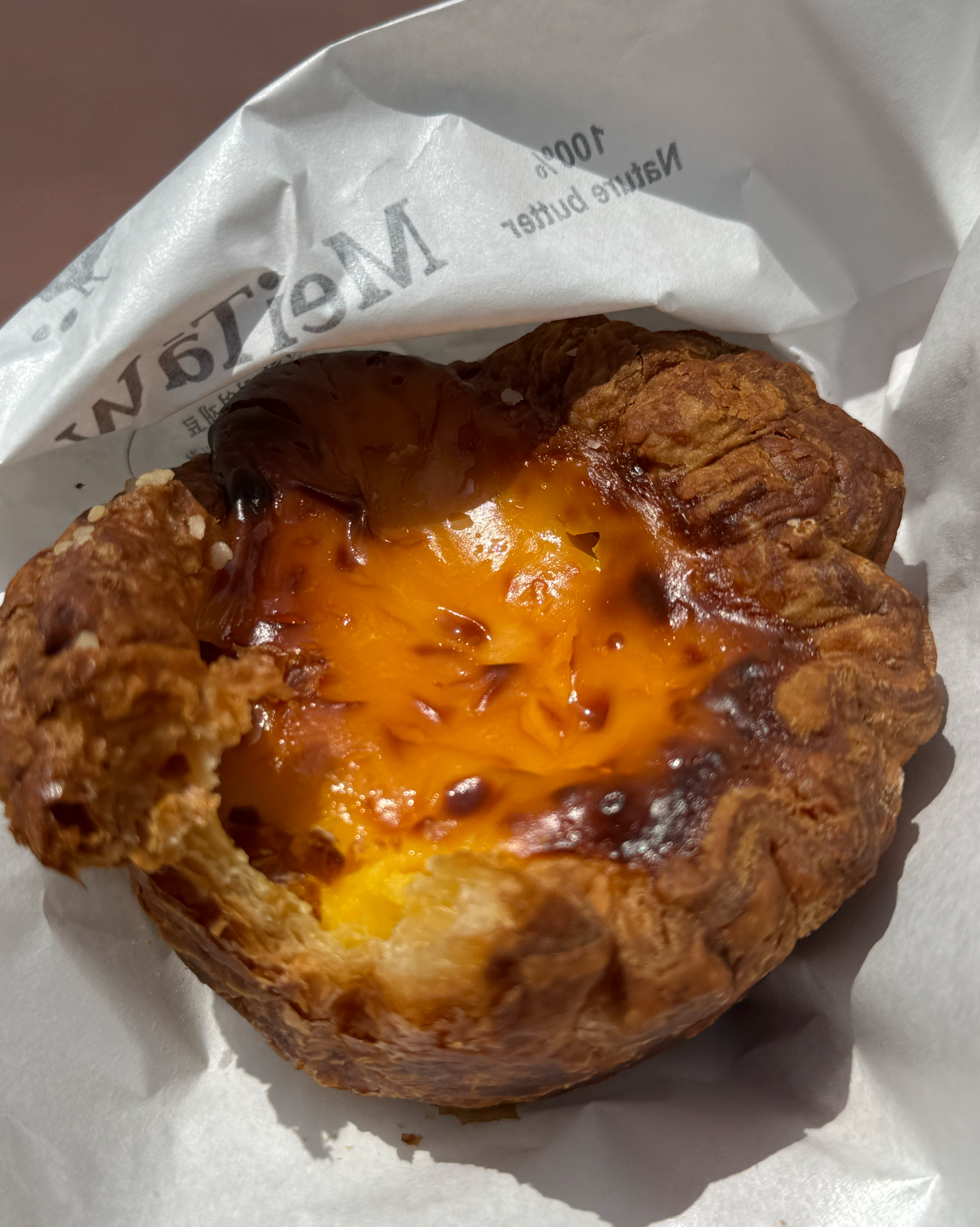 위에 뿌려진 소금이 적당히 짭짤한 맛이고 타르트지 파삭파삭해서 좋아요. 약간 따끈할 때 주