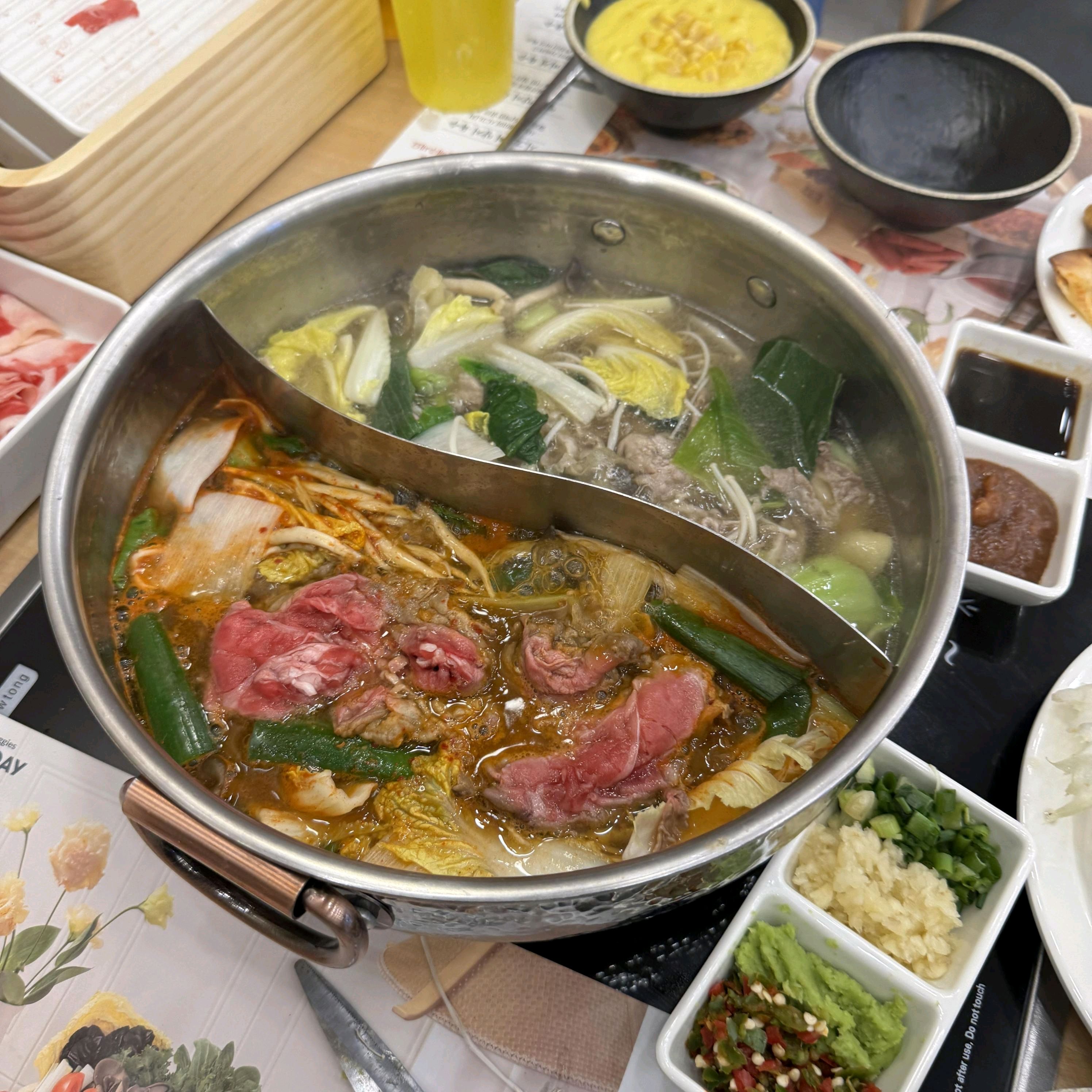 샤브샤브를 저렴하게 무제한으로 즐길 수 있어서 좋았어요 친구랑 같이 갔는데 저녁에 평일인데