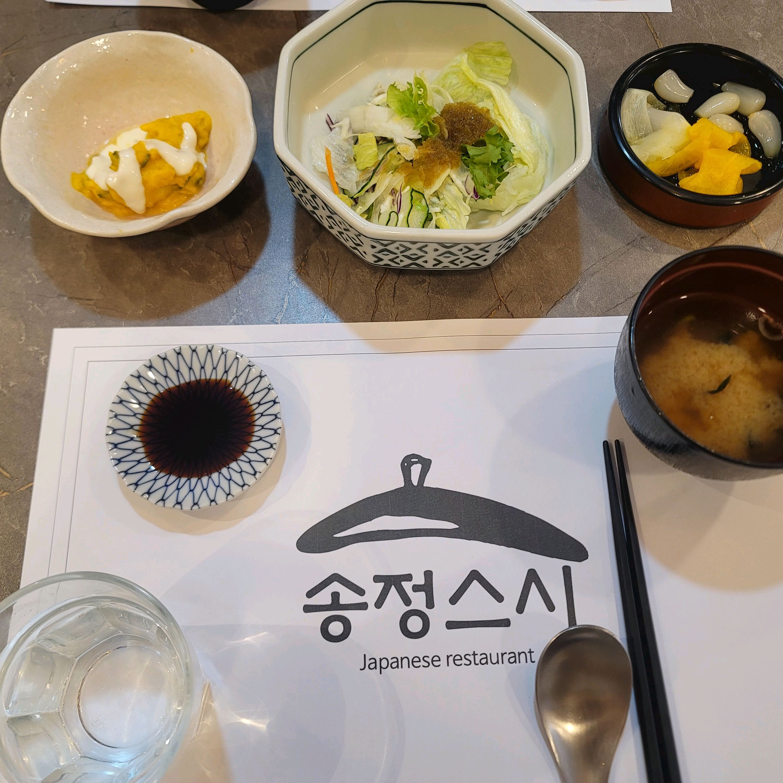 주차장도 있고 깨끗하고 쾌적해서 좋습니다. 메뉴 구성도 알차고 맛도 있어요. 앞으로 스시