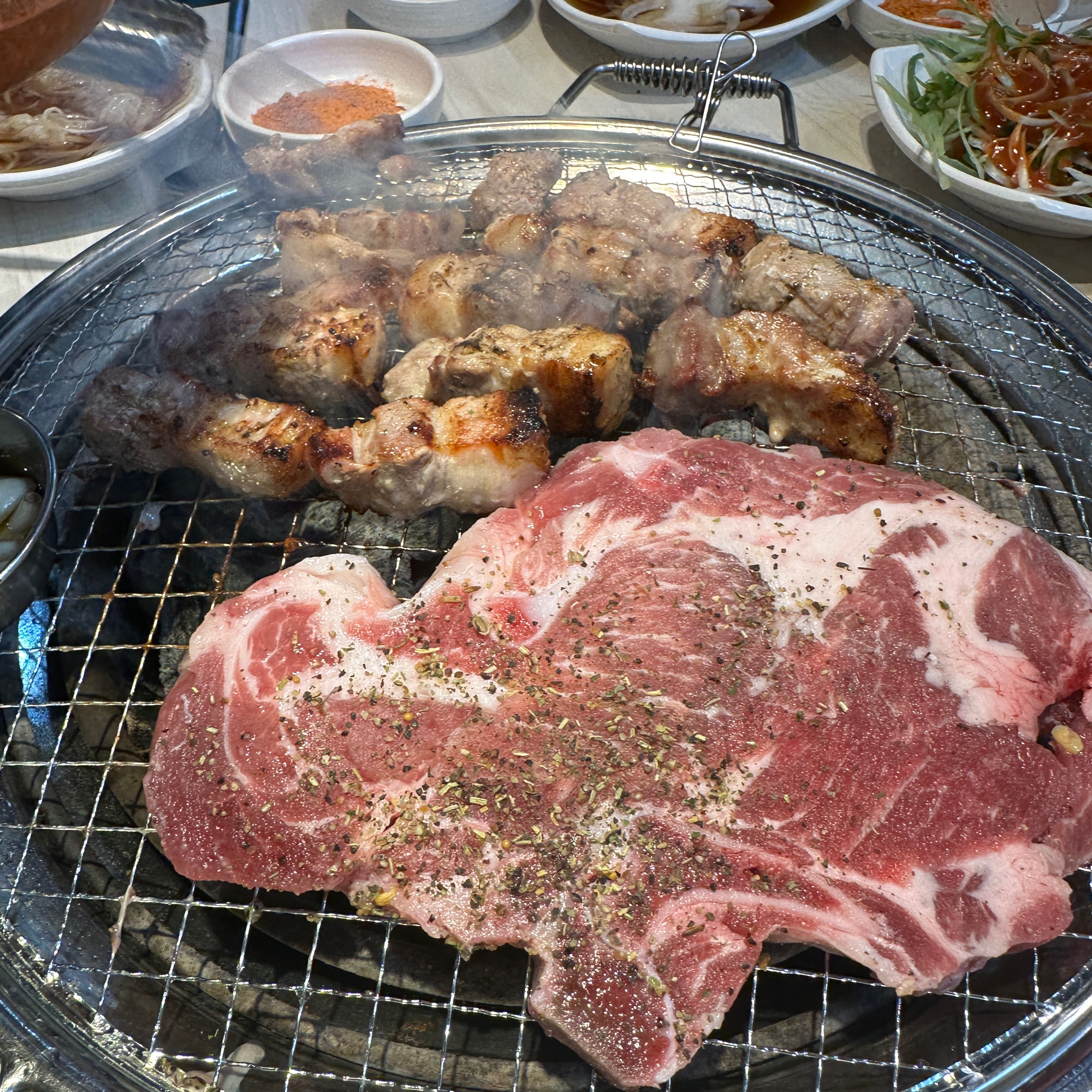 재방문입니다! 샤브샤브 추가됐다고 해서 와봤어요~! 샤브샤브는 약간 돼지 김치찌개 느낌이