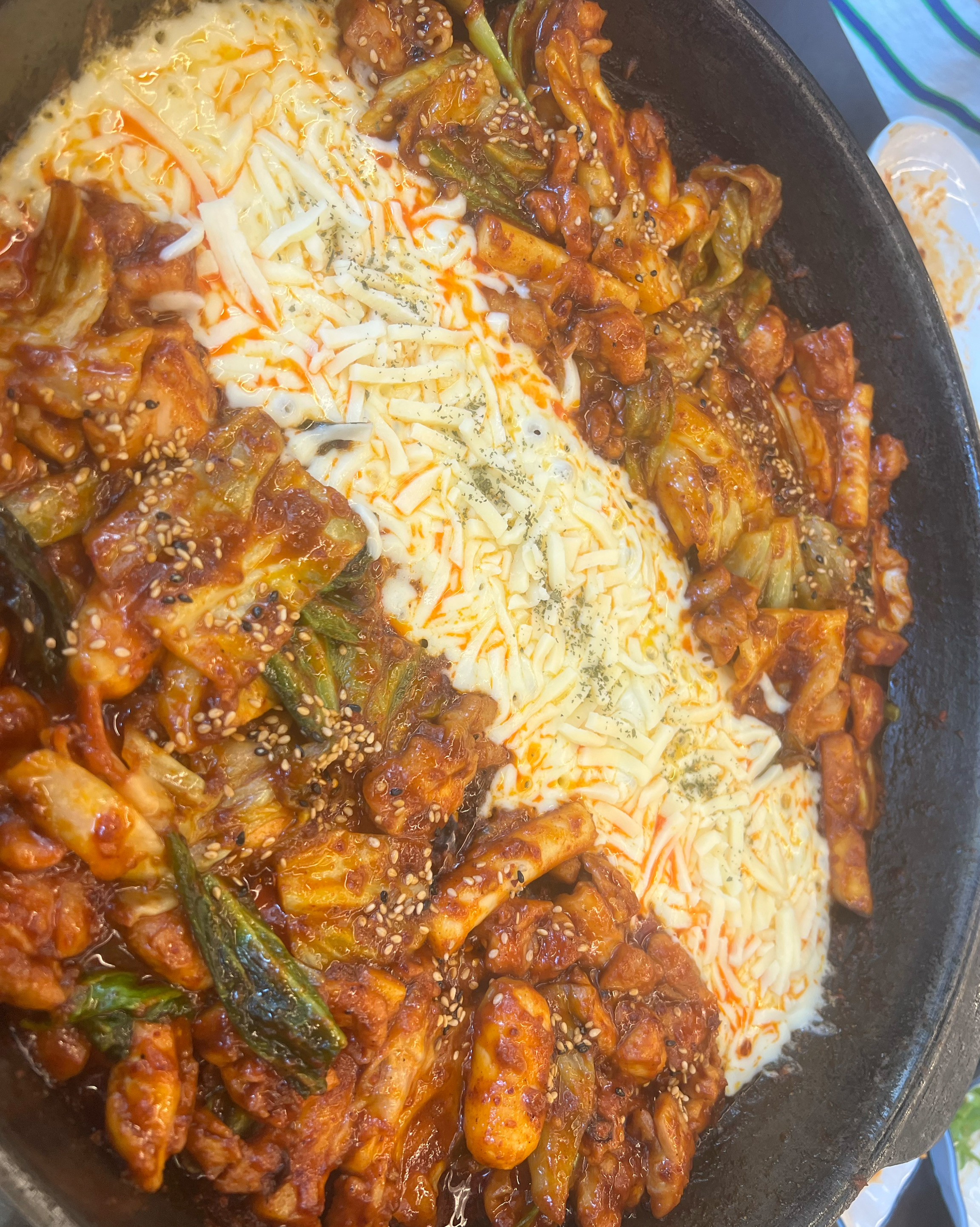 엄청 맛잇어요 저흰 잘먹어그런가 3이 와서 5인분 먹엇어요!! 굿 - 불당동 맛집 최고닭갈비
