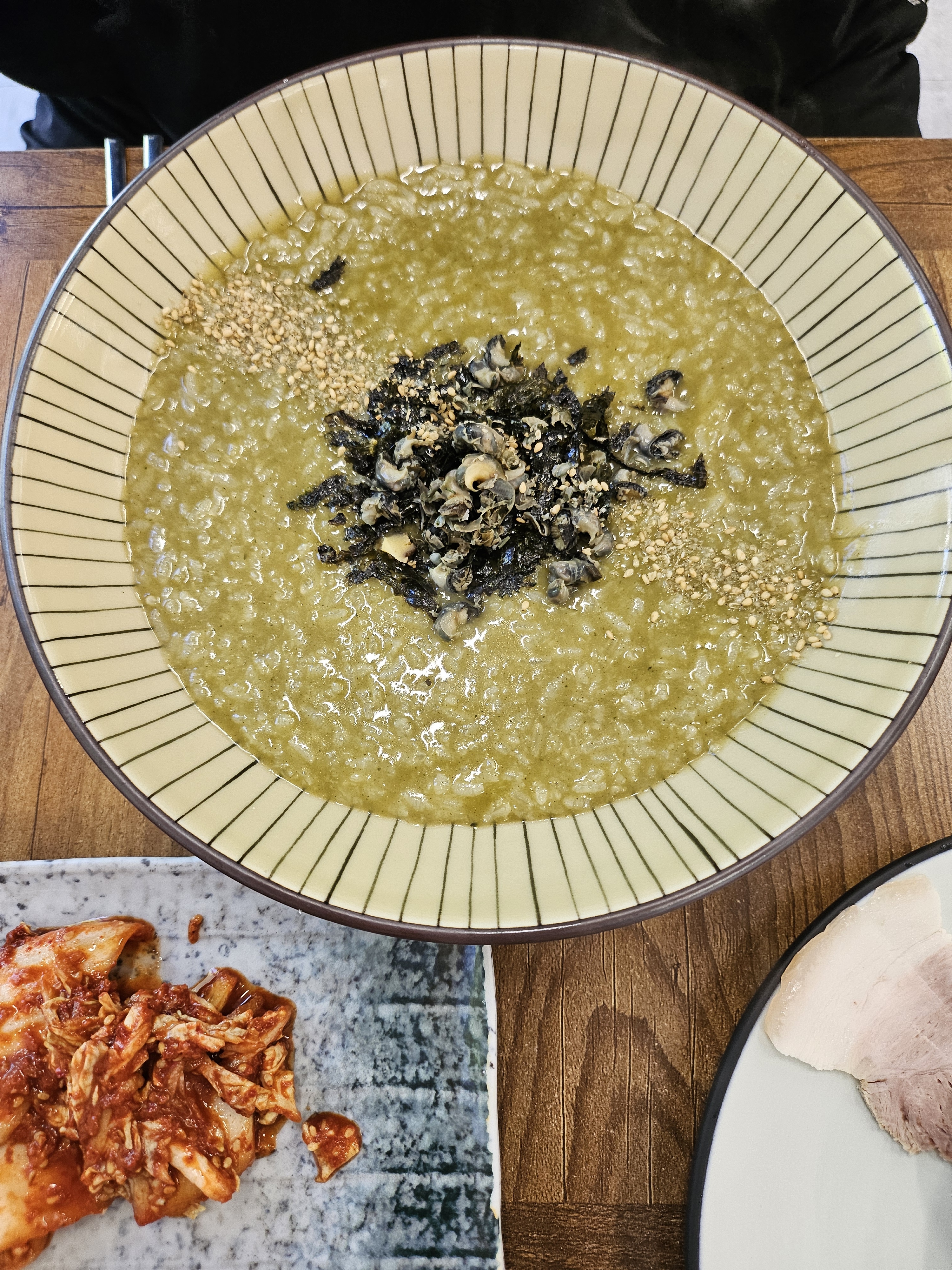 보말칼국수 맛이 진하고 구수해요 수육도 맛나고 죽도 맛나네요 겉절이김치도 맛나고 매장도 넓