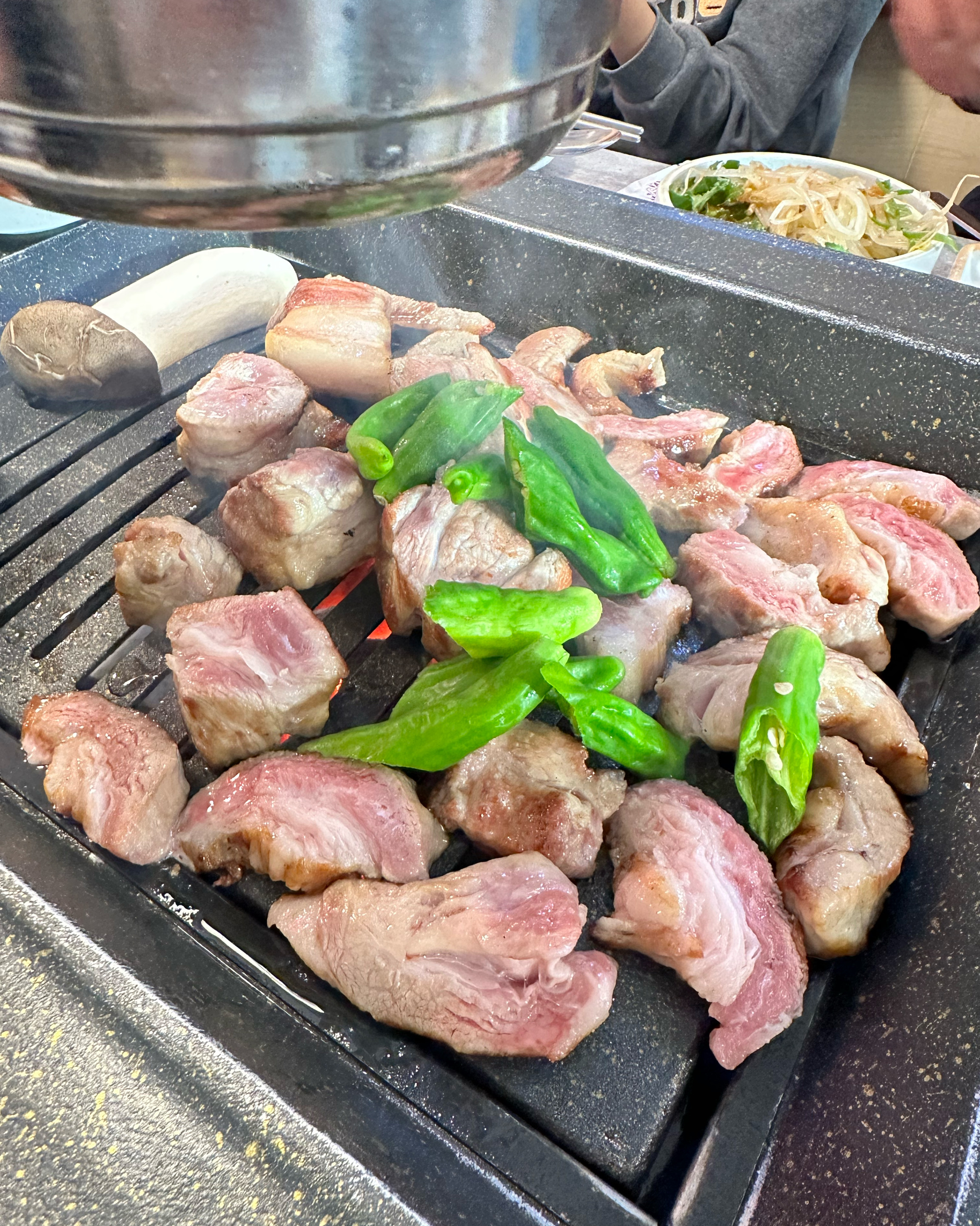 가족모두 고기 좋아해서 두툼한 고기가 맛나보이고 사이드 메뉴가 특별해서 먹으러 왔어요~ 직